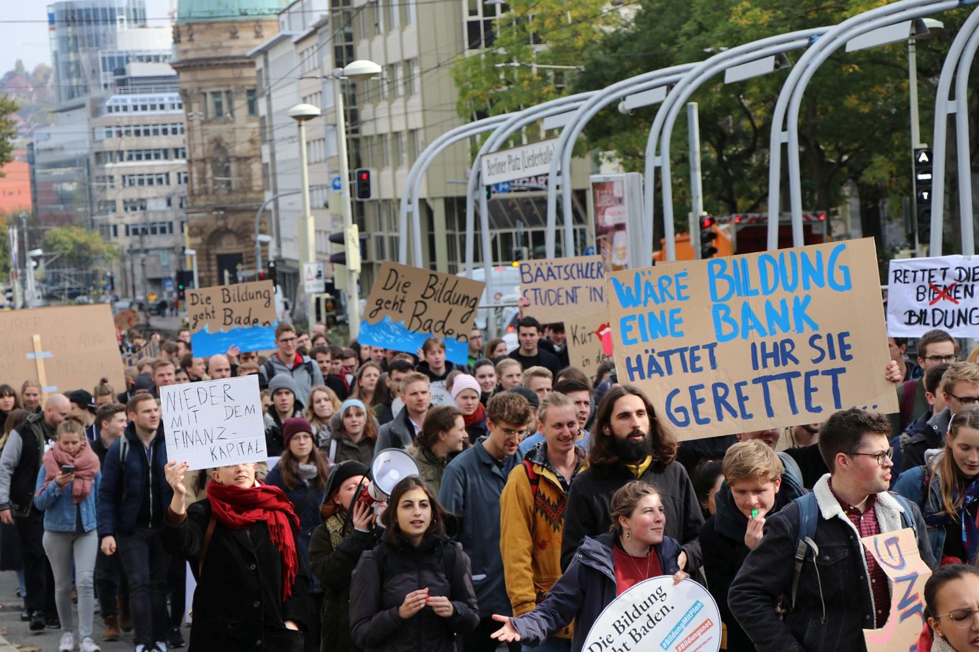 Almanya'da binlerce üniversite öğrencisi eğitim sistemini protesto etti