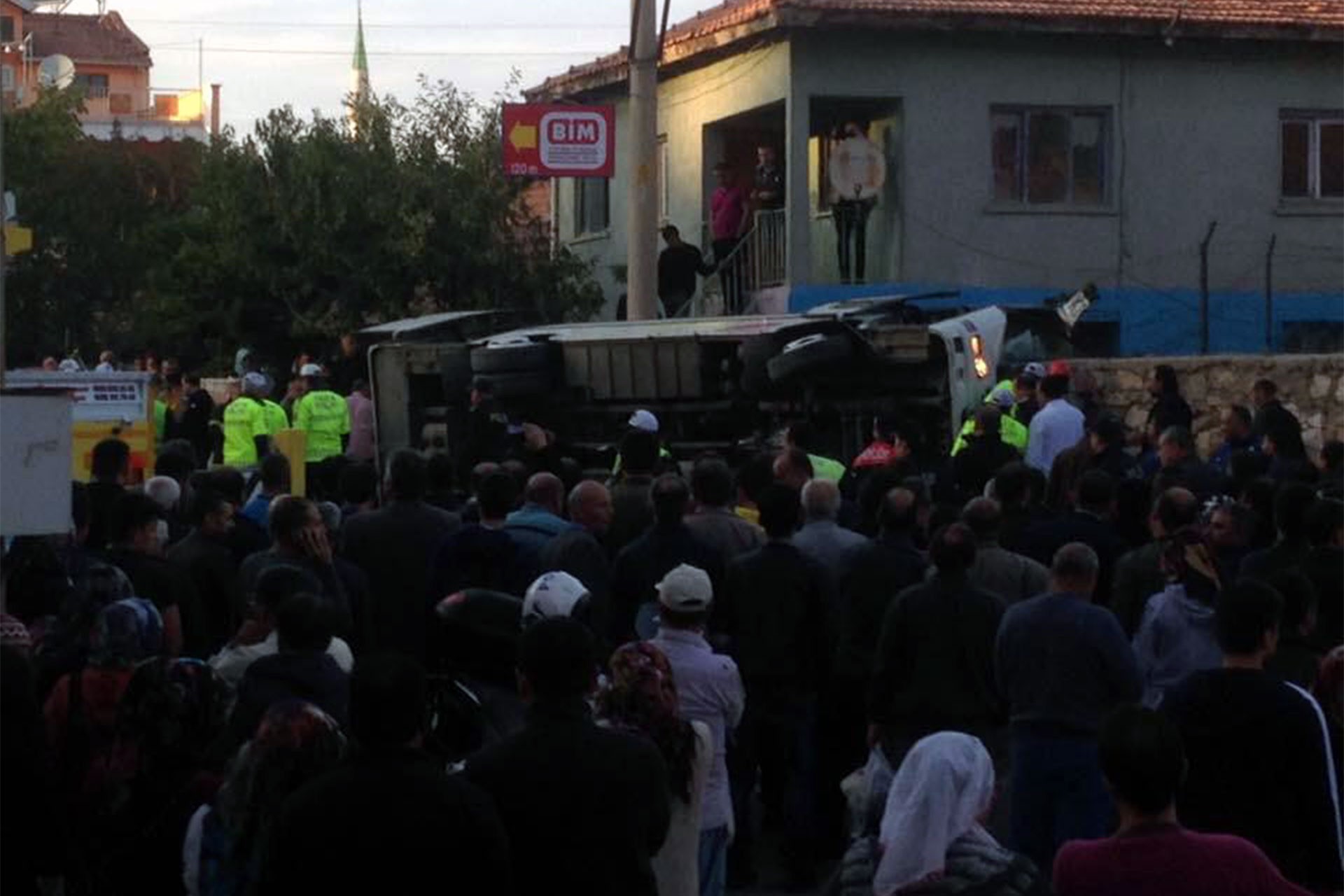 İşçileri taşıyan servis midibüsü devrildi: 1 ölü, 15 yaralı