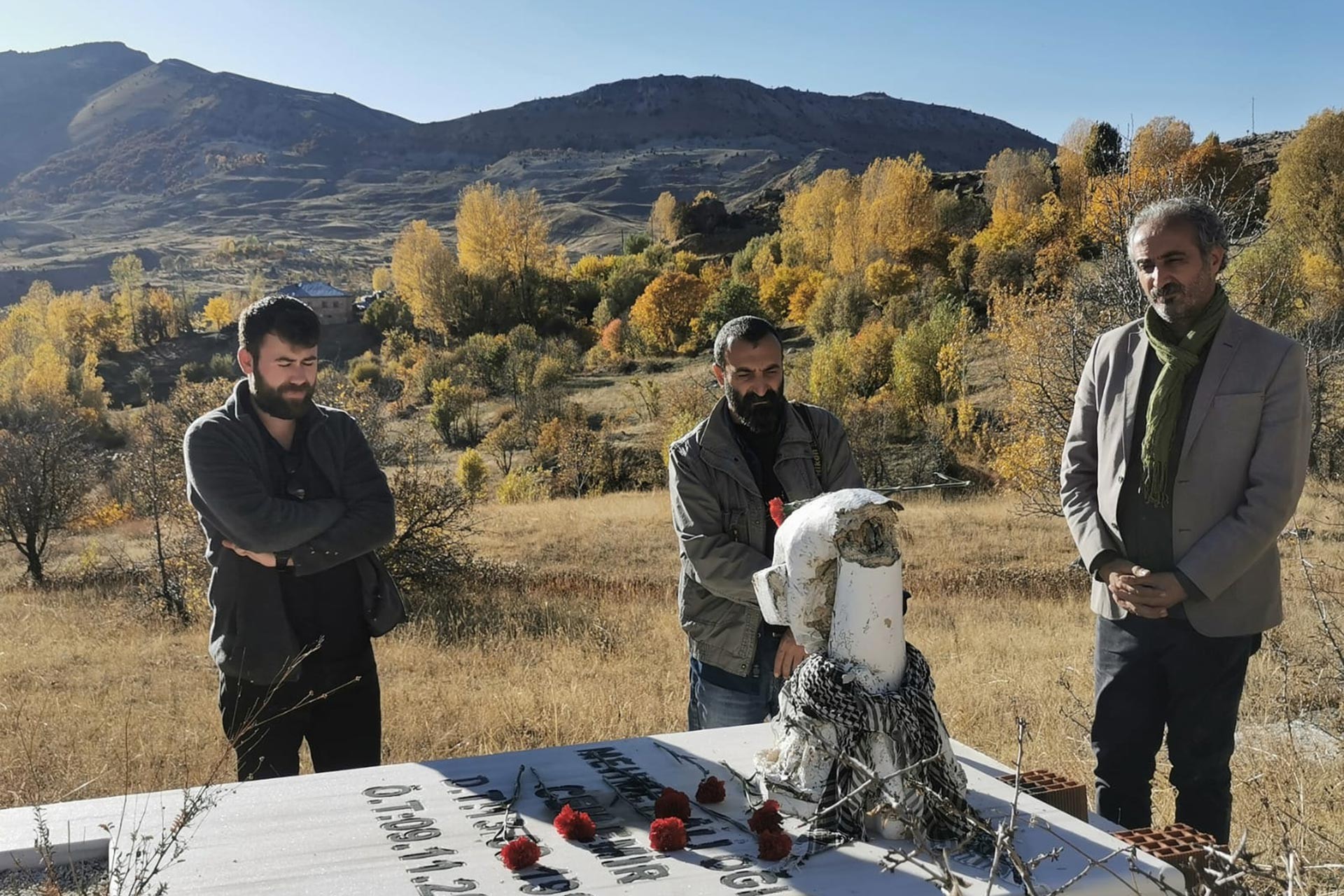 Van'da 2011 yılında meydana gelen depremde hayatını kaybeden Cem Emir, Dersim'deki mezarının başında meslektaşları tarafından anıldı