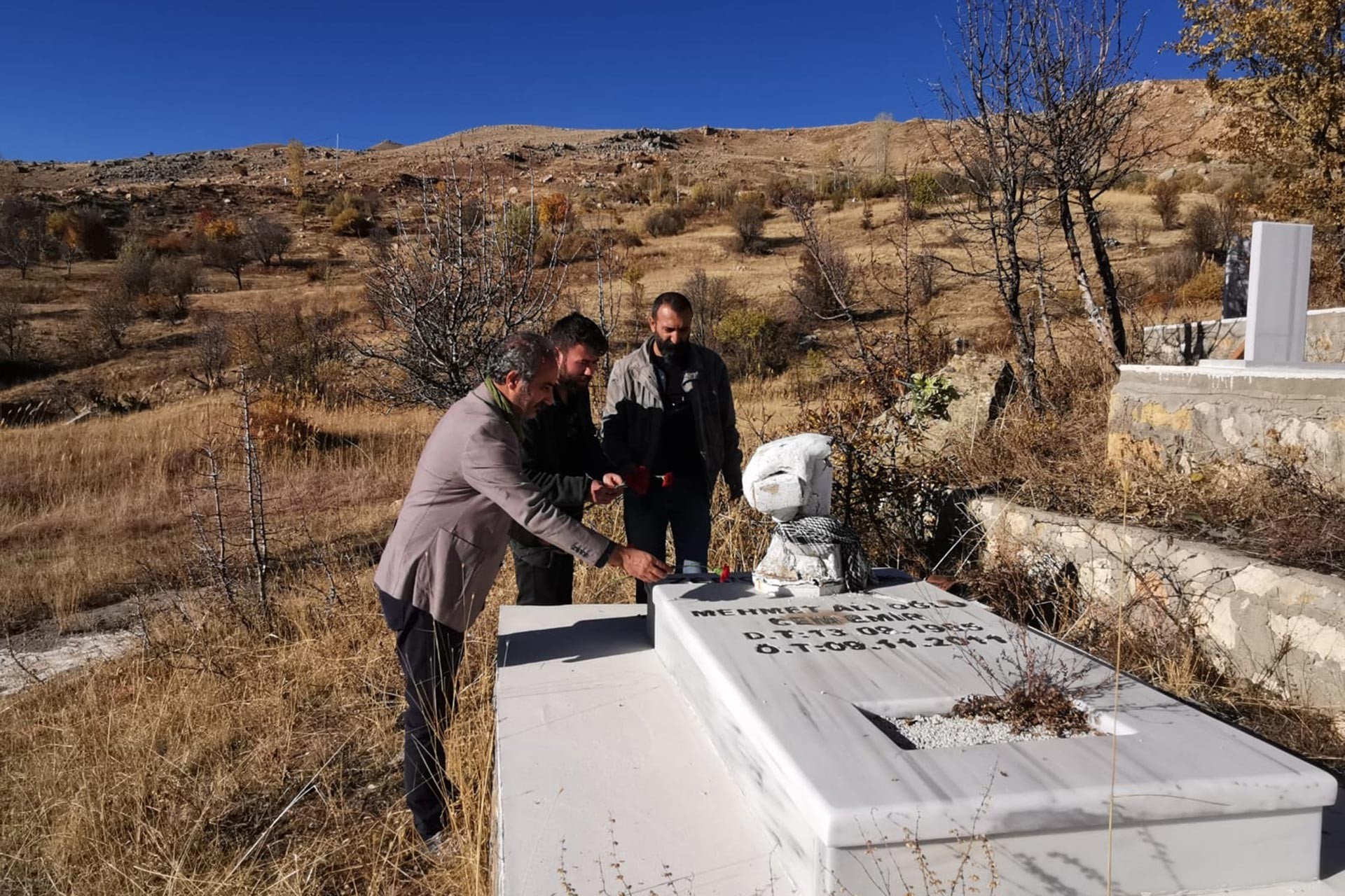 Van'da 2011 yılında meydana gelen depremde hayatını kaybeden Cem Emir, Dersim'deki mezarının başında meslektaşları tarafından anıldı