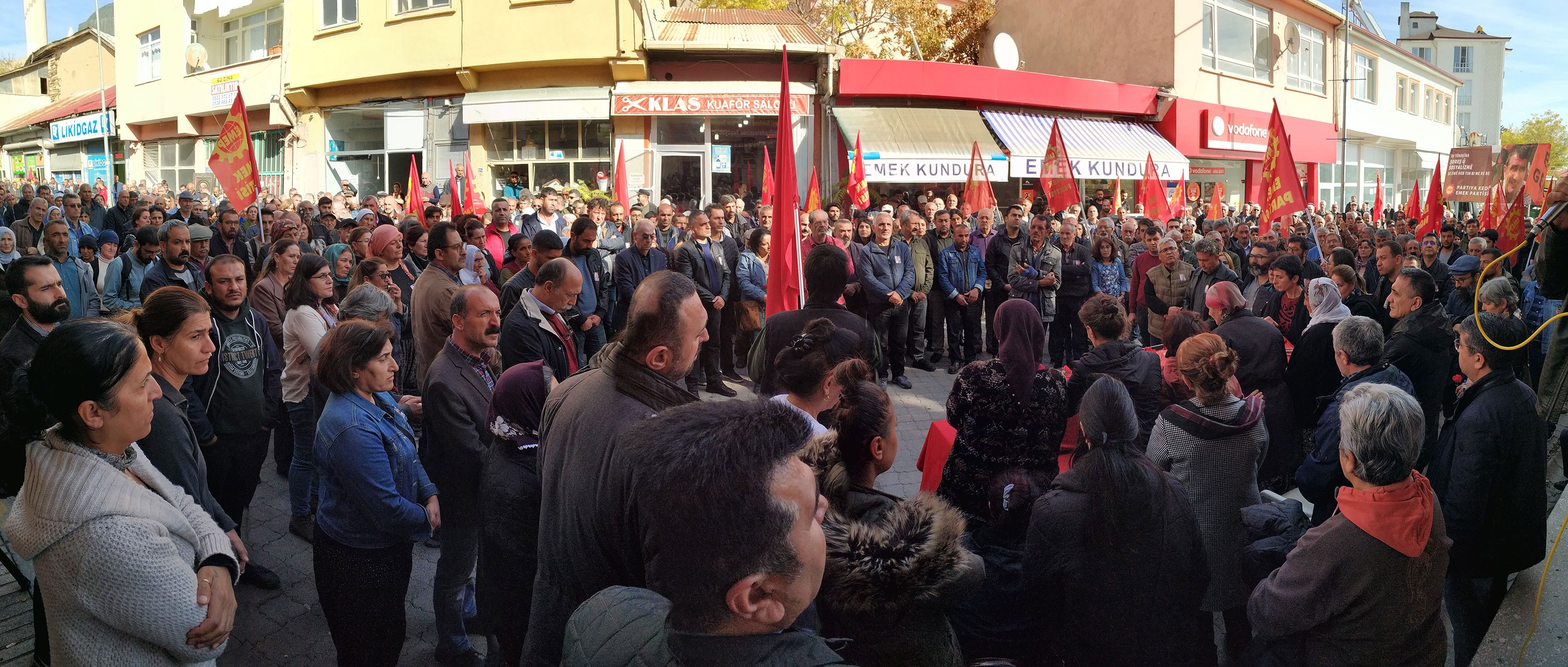 Yaşamını yitiren Emek Partisi MYK Üyesi Metin İlgün, memleketi Dersim'in Pertek ilçesine bağlı Gülbarı köyünde düzenlenen törenle uğurlandı