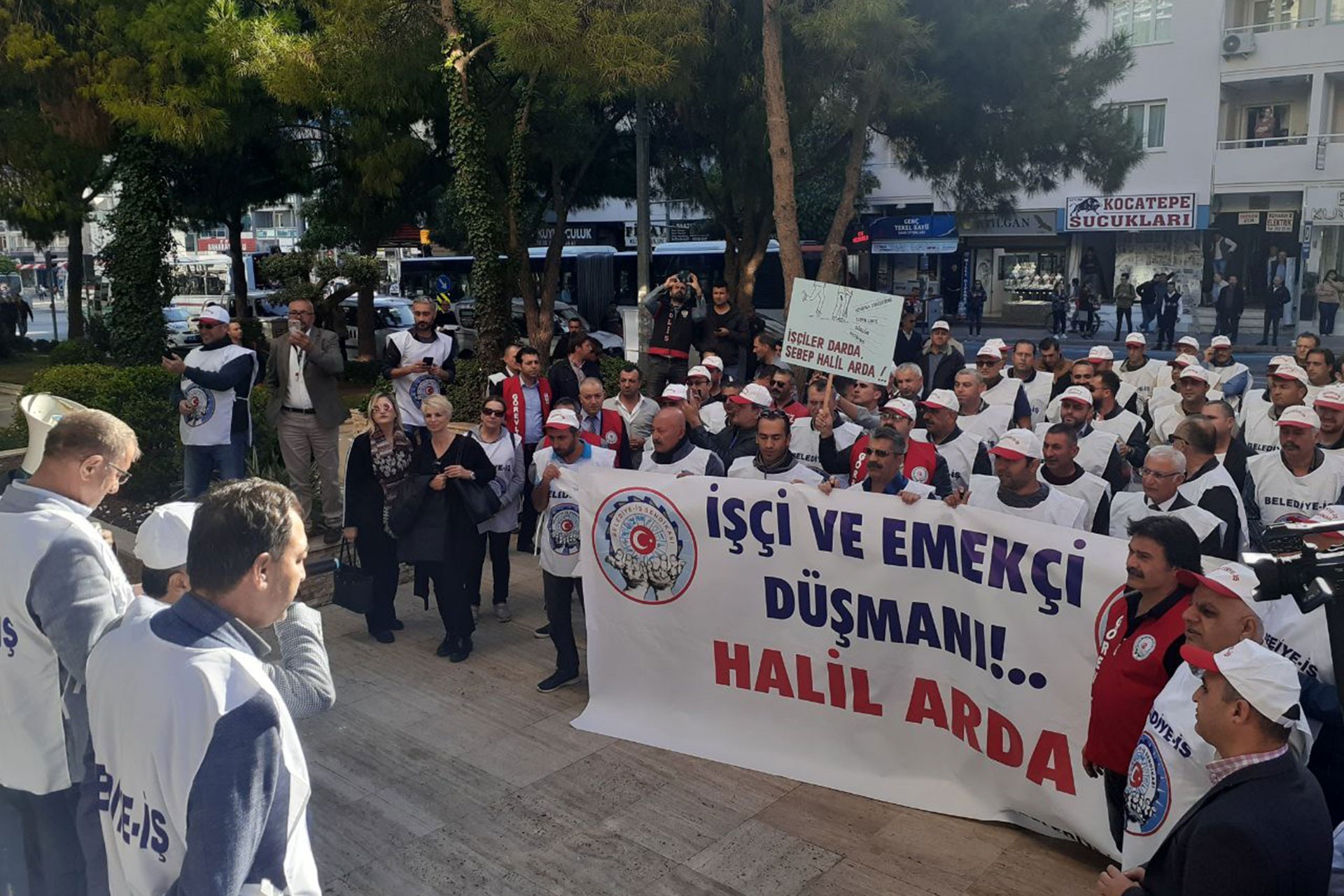 Belediye-İş, Gaziemir Belediyesinin sendika üyesi işçileri işten çıkarmasını protesto etti