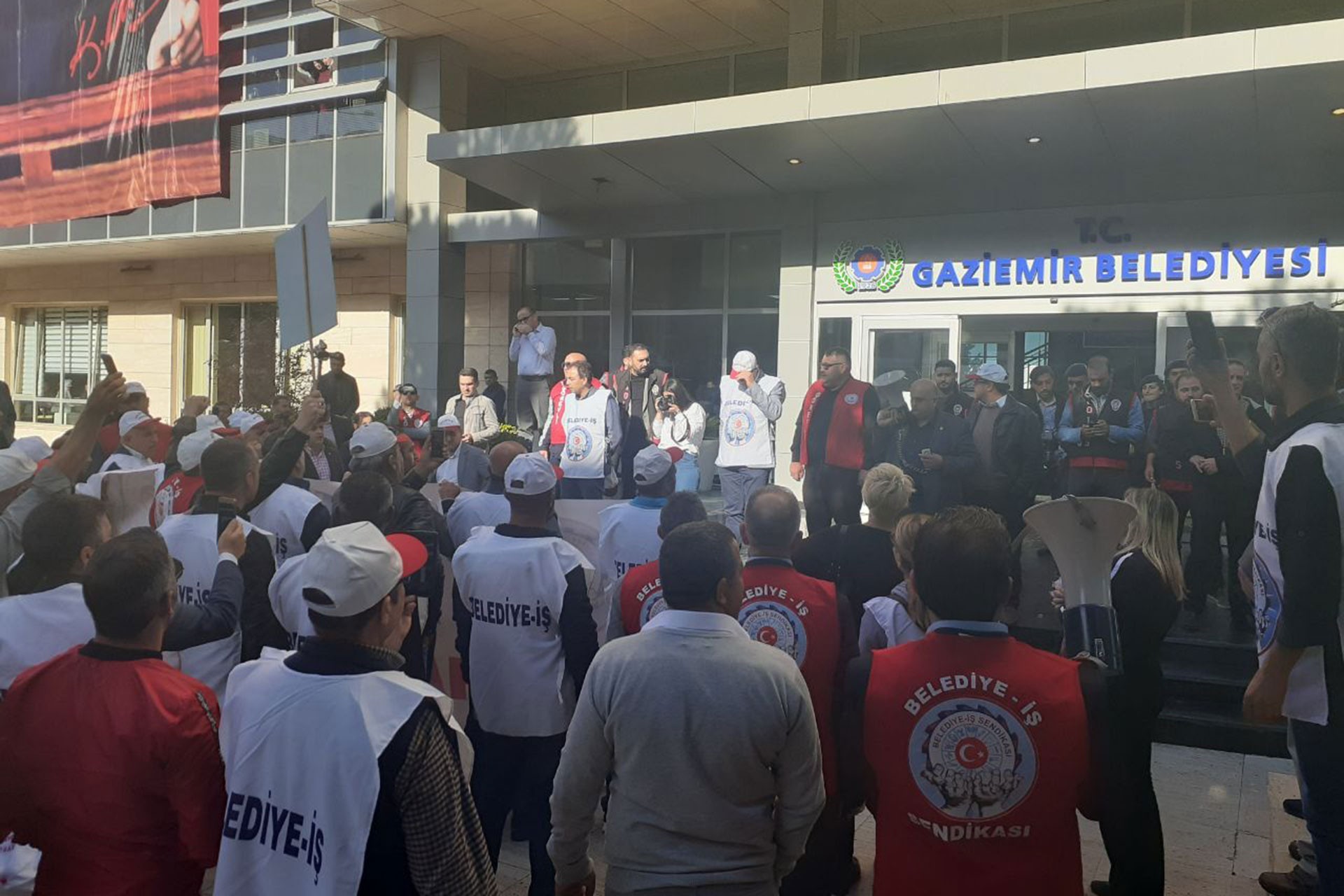 Belediye-İş, Gaziemir Belediyesinin sendika üyesi işçileri işten çıkarmasını protesto etti