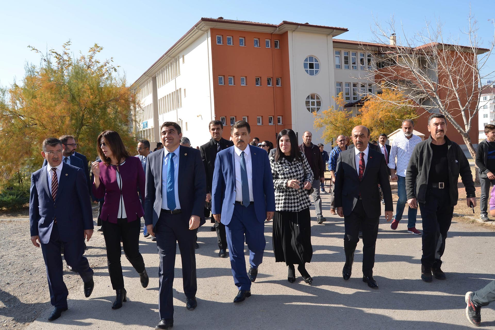 Meclis Araştırma Komisyonu üyeleri Aksaray Mehmetçik İlkokulunu ziyaret ederken