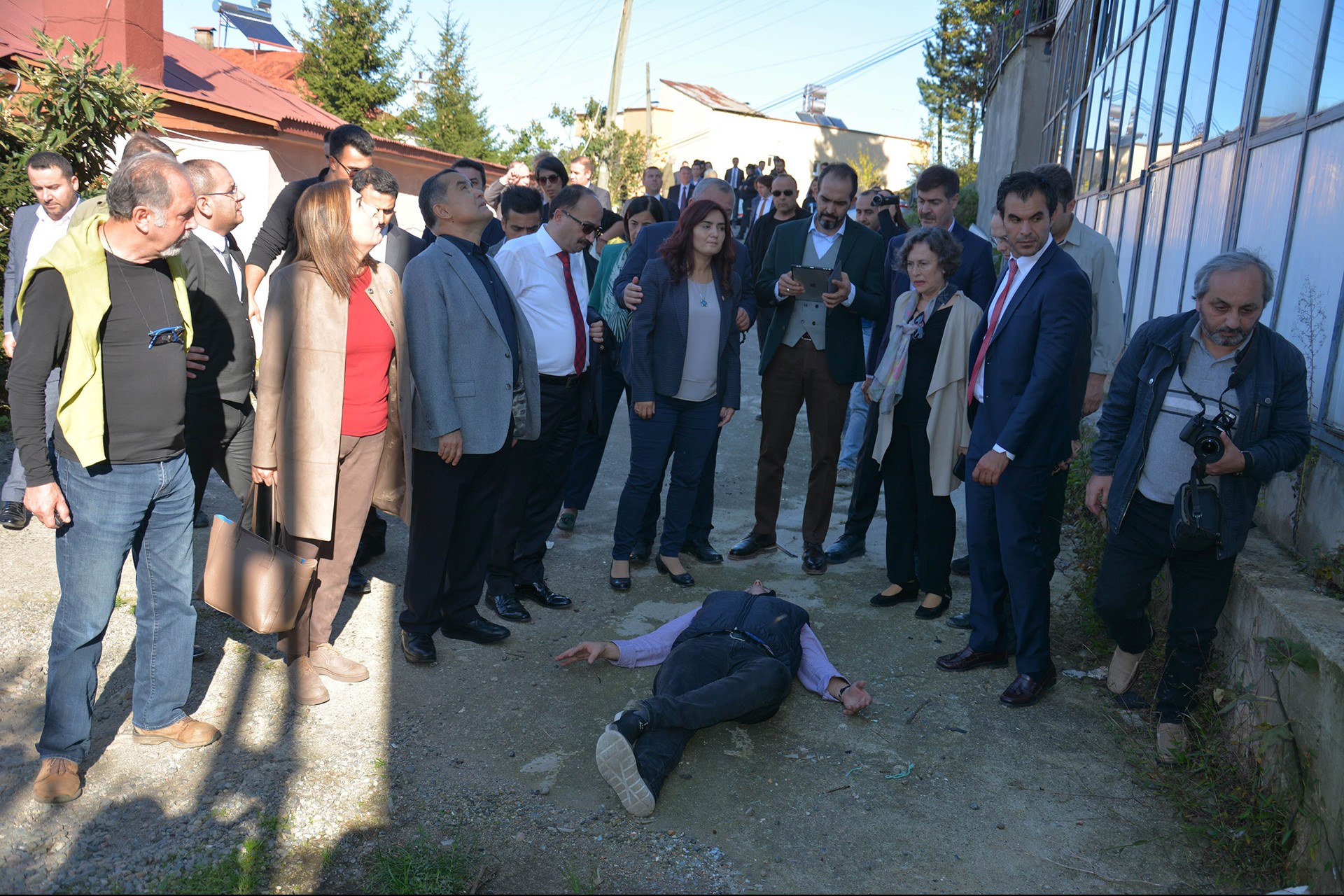 Rabia Naz'ın babası Şaban Vatan araştırma komisyonunun önünde kızının öldüğü yerde uzanıyor