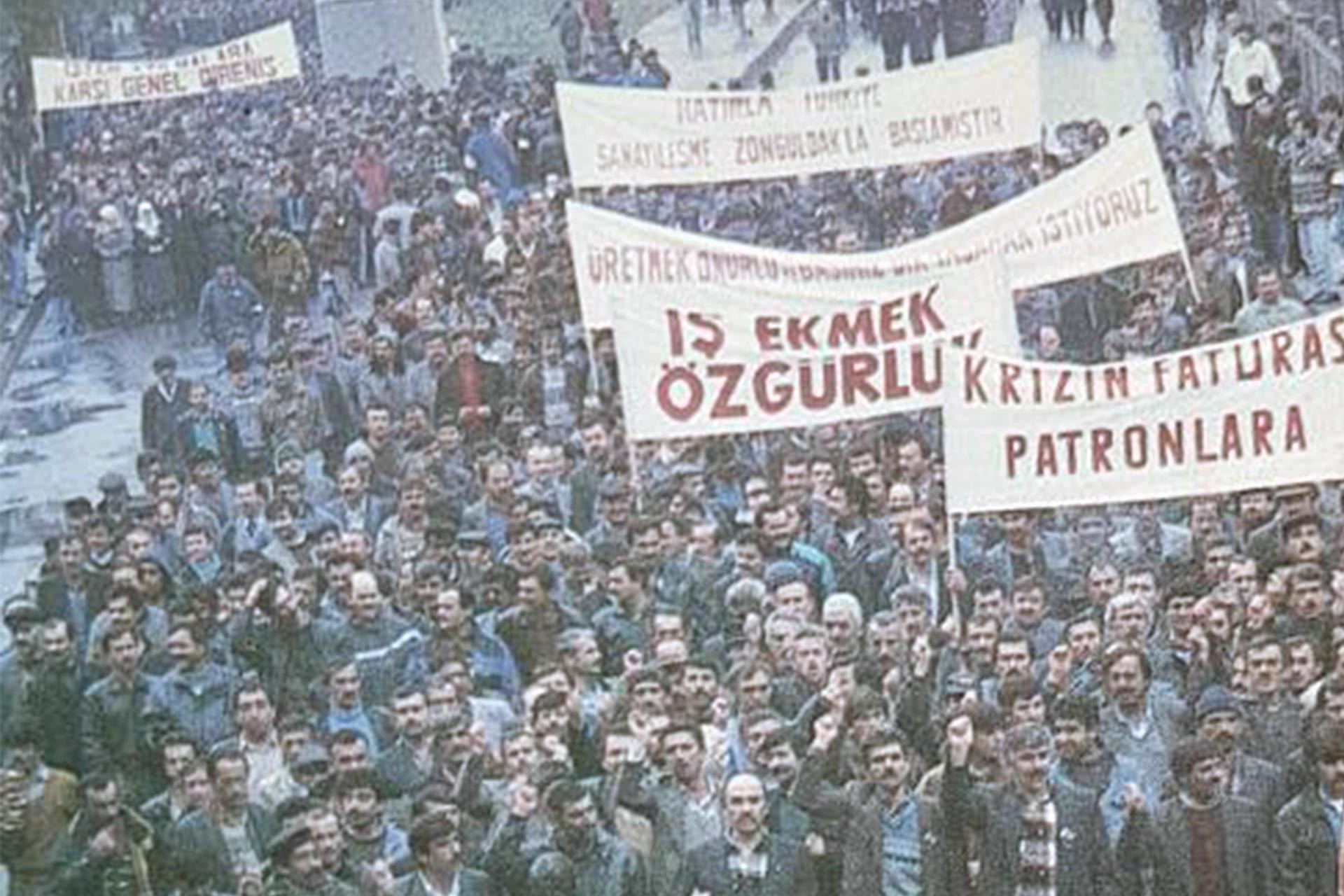 1990'lı yıllarda Zonguldak'ta gerçekleştirilen bir madenci yürüyüşü