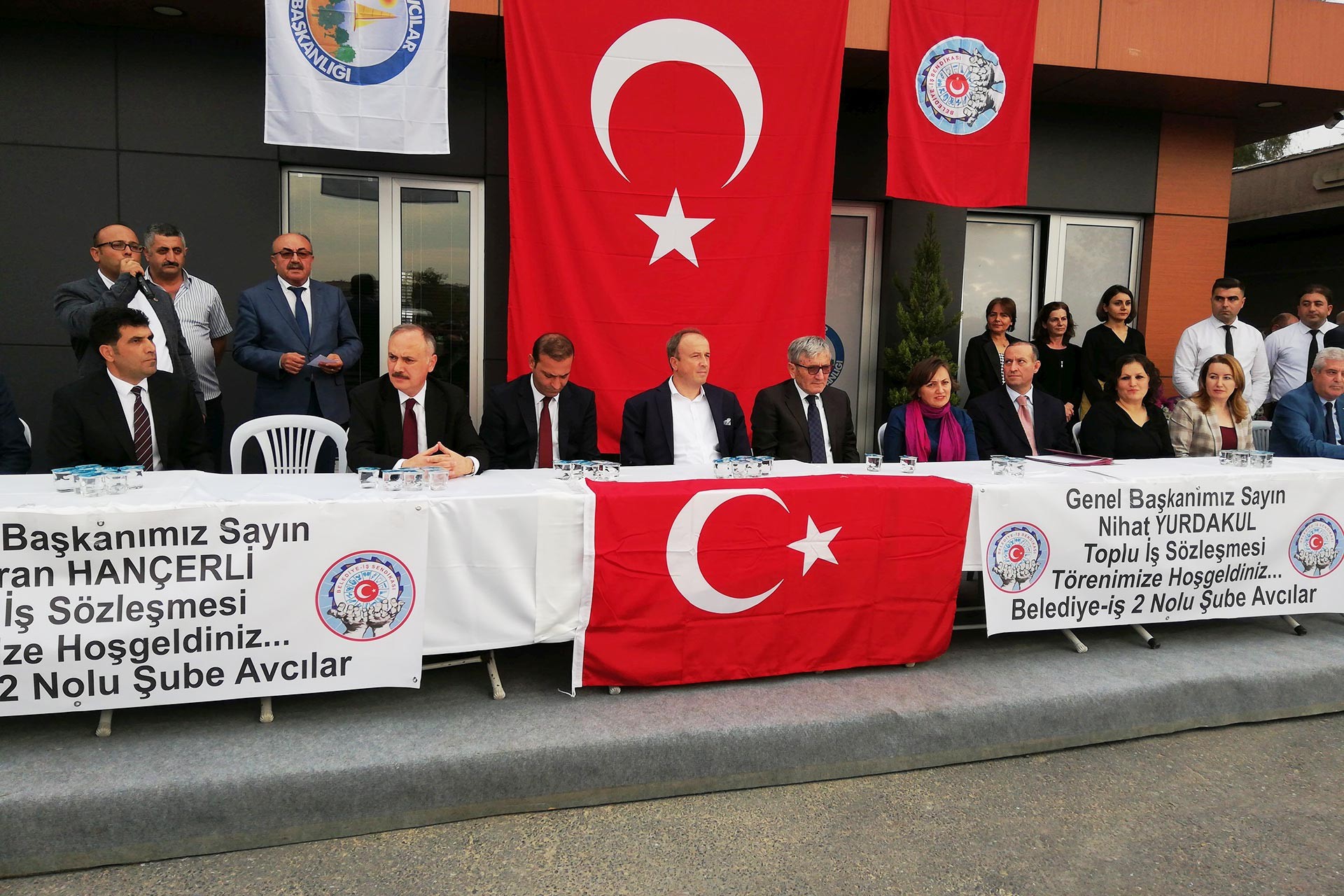 Avcılar Belediyesinde taşerondan belediye şirketine geçen işçilerin ilk toplu iş sözleşmesi için düzenlenen törenden bir kare