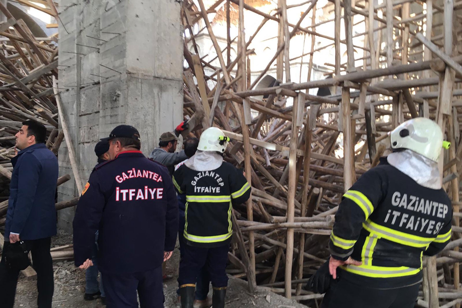 Antep'in Akkent Mahallesi'nde iskelenin çöktüğü cami inşaatı