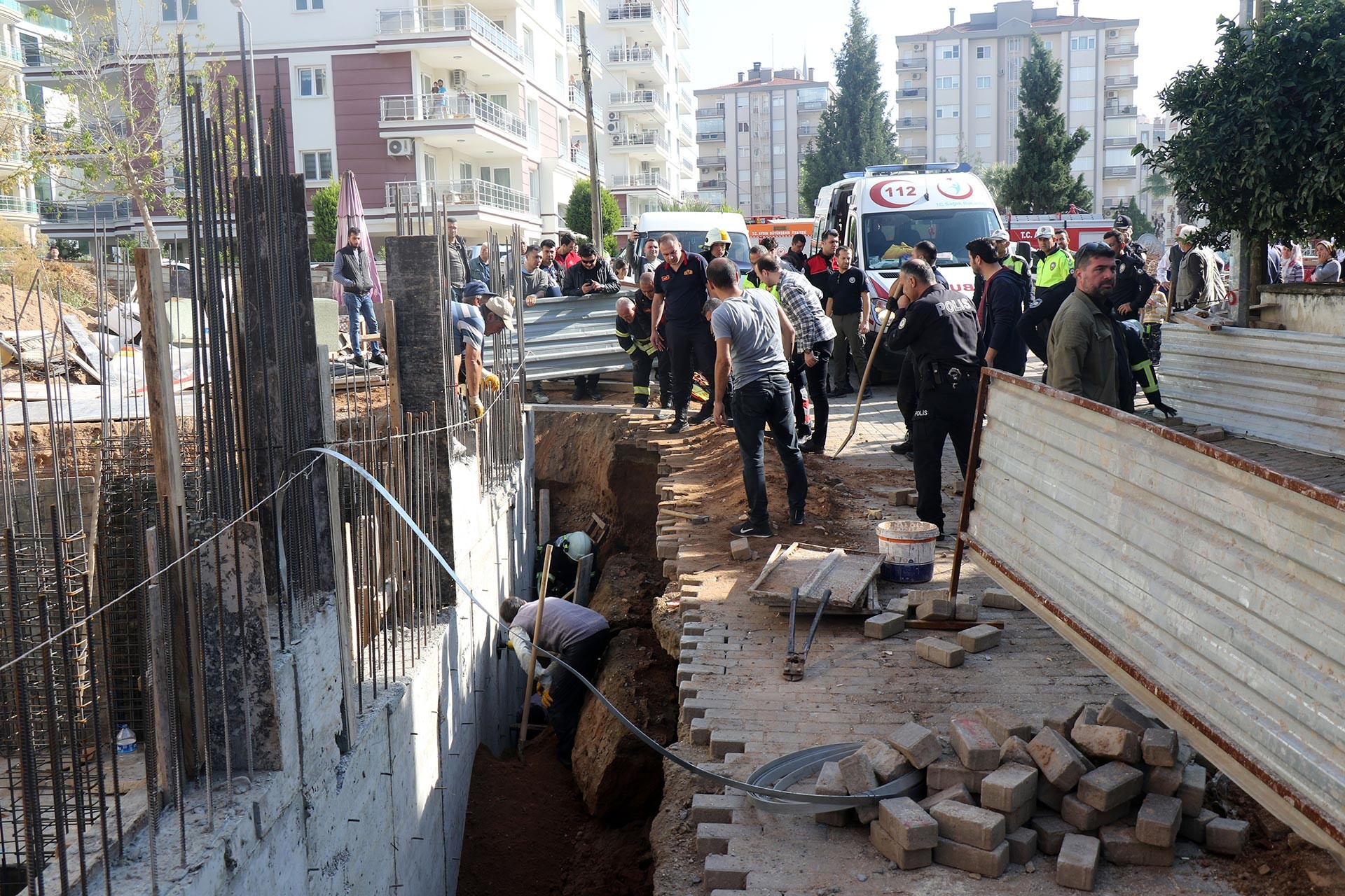 Aydın'da inşaattaki göçük sonucu beline kadar toprak altında kalan işçiyi kurtarma çalışmaları sürerken