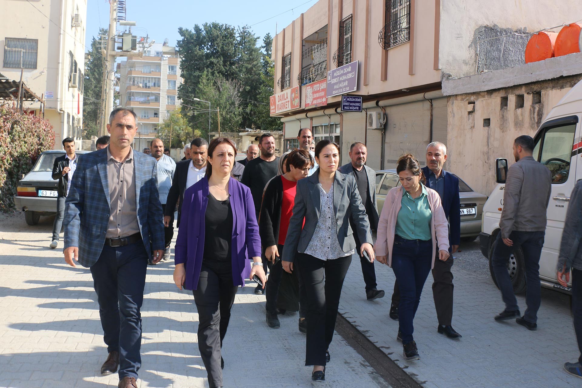 Suruç Belediyesine atanan kayyumu protesto etmek için HDP'liler yürürken