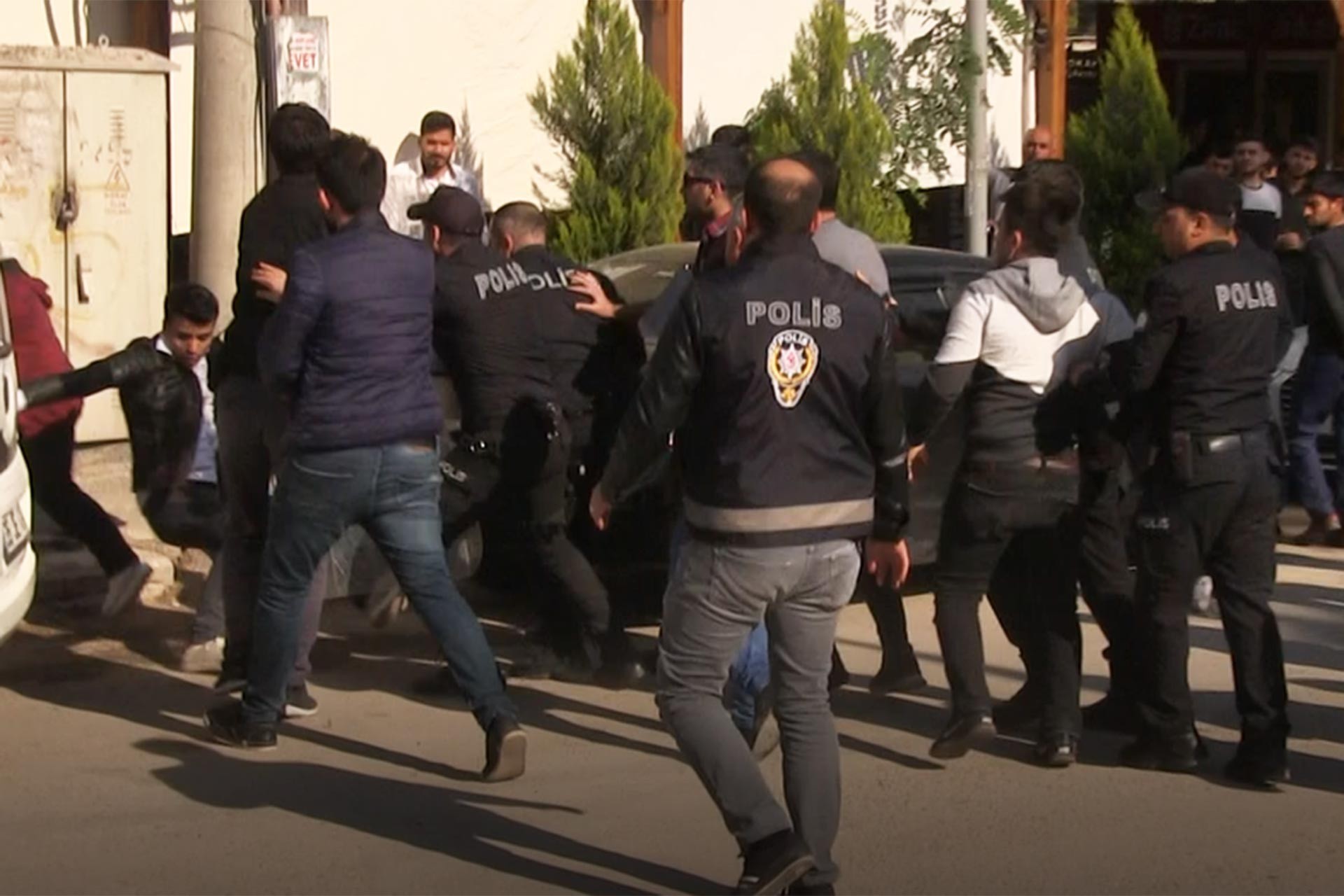 Suruç Belediyesine atanan kayyumu protesto edenler polisin sert müdahalesiyle karşılaştı