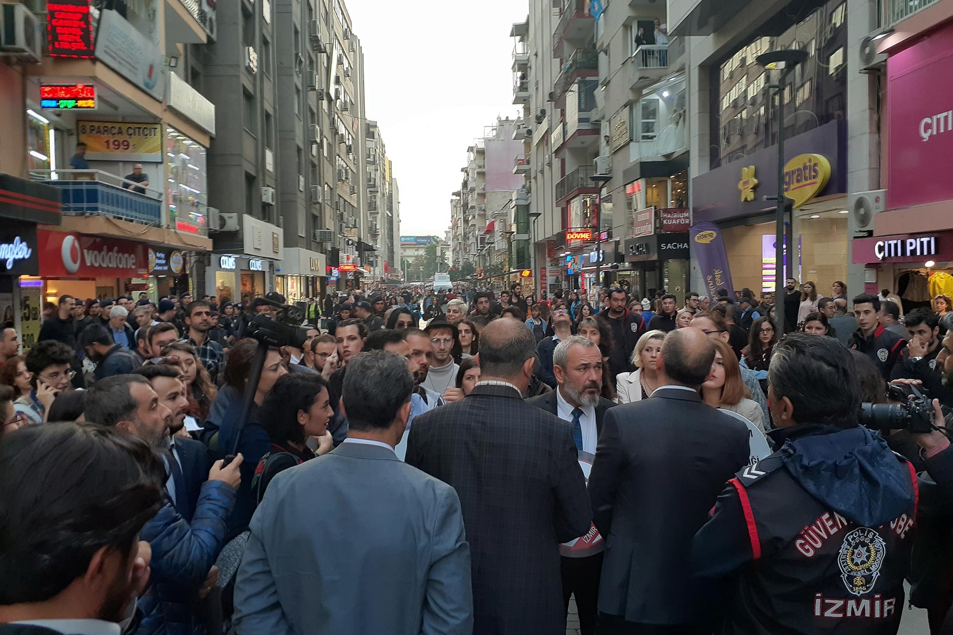 İzmir Barosunun Nefret Suçu Mağduru Transları Anma Günü dolayısıyla yapmak istediği yürüyüş polis tarafından engellenirken