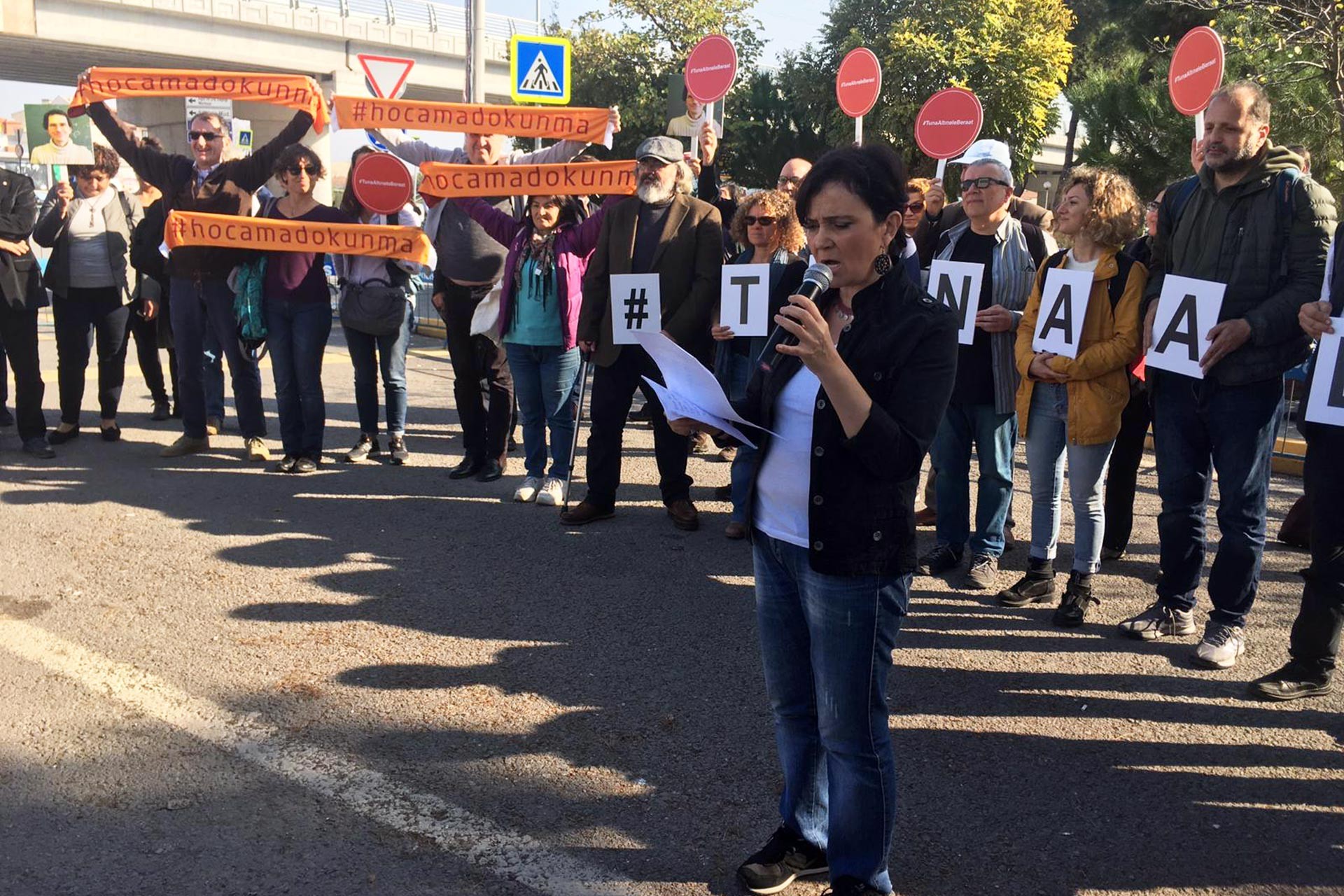 Do. Dr. Tuna Altınel'in yargılandığı dava öncesi 'Hocama dokunma' yazılı atkılar ile açıklama yapılırken