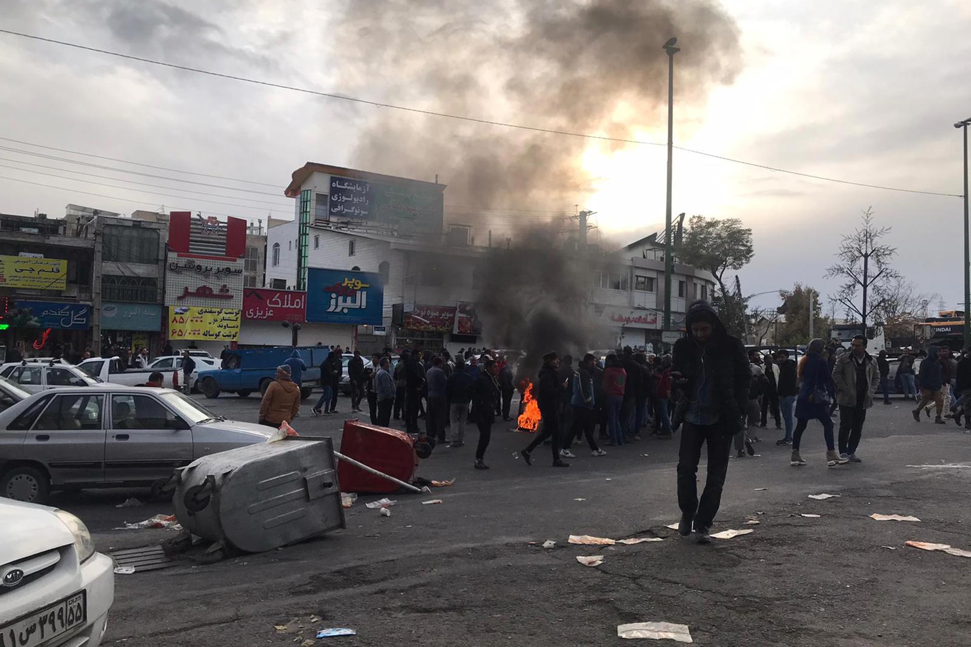 İran'da benzin zammına karşı başlayan protestolarda halk sokaklarda barikat kurarken