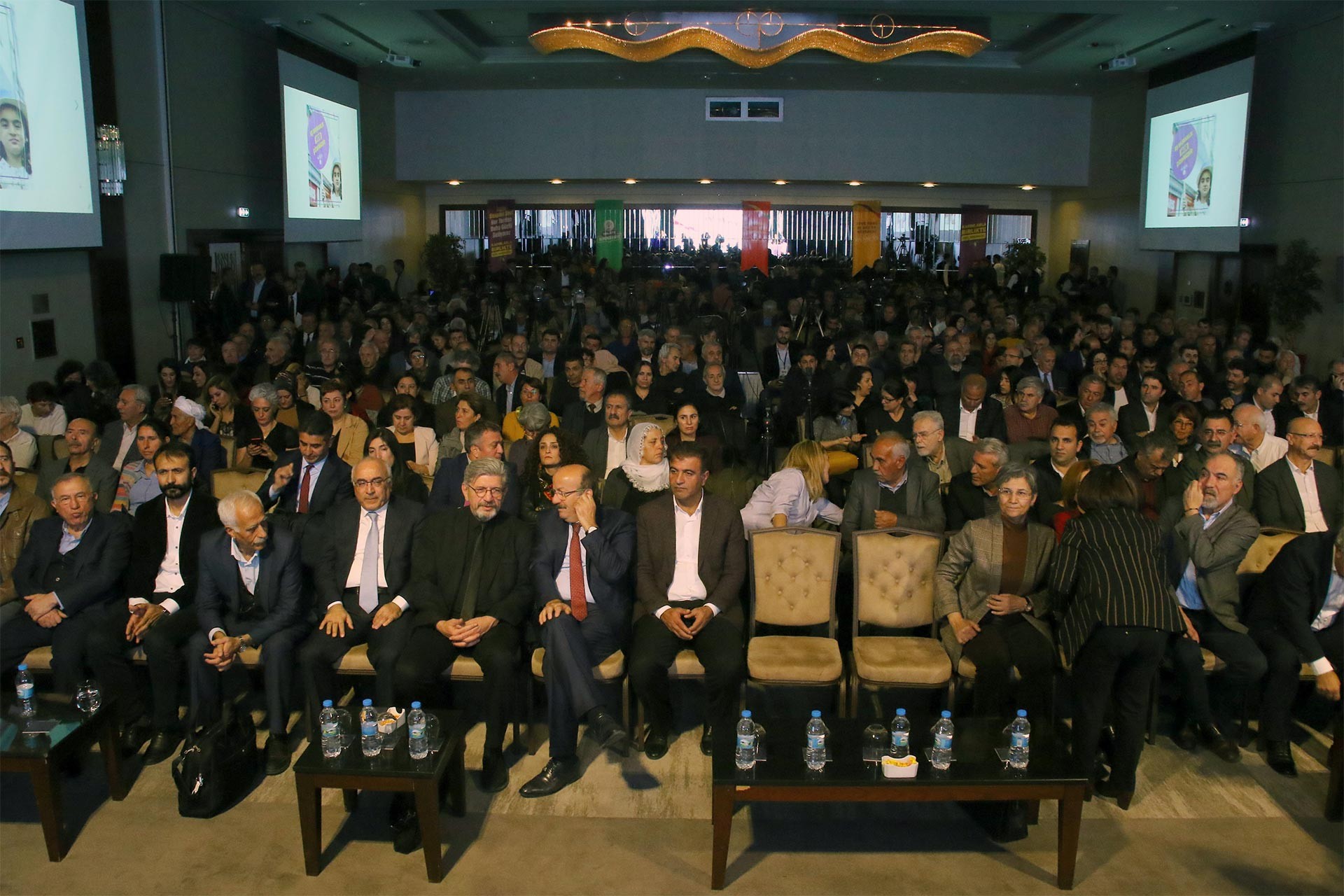 HDP'nin kayyum raporunu açıkladığı basın toplantısından dinleyici görüntüsü