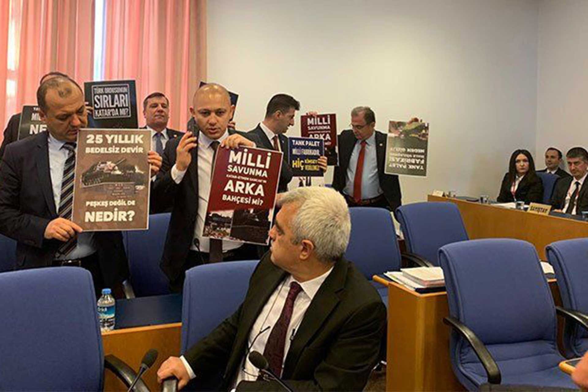 CHP'li Milletvekili bütçe görüşmelerinde ellerinde “Bedelsiz devir peşkeş değil de nedir?” dövizleri taşıyor.