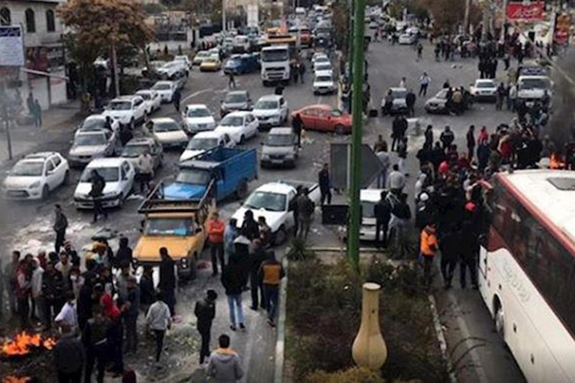 İran’da akaryakıta zam sonrası başlayan protestolar