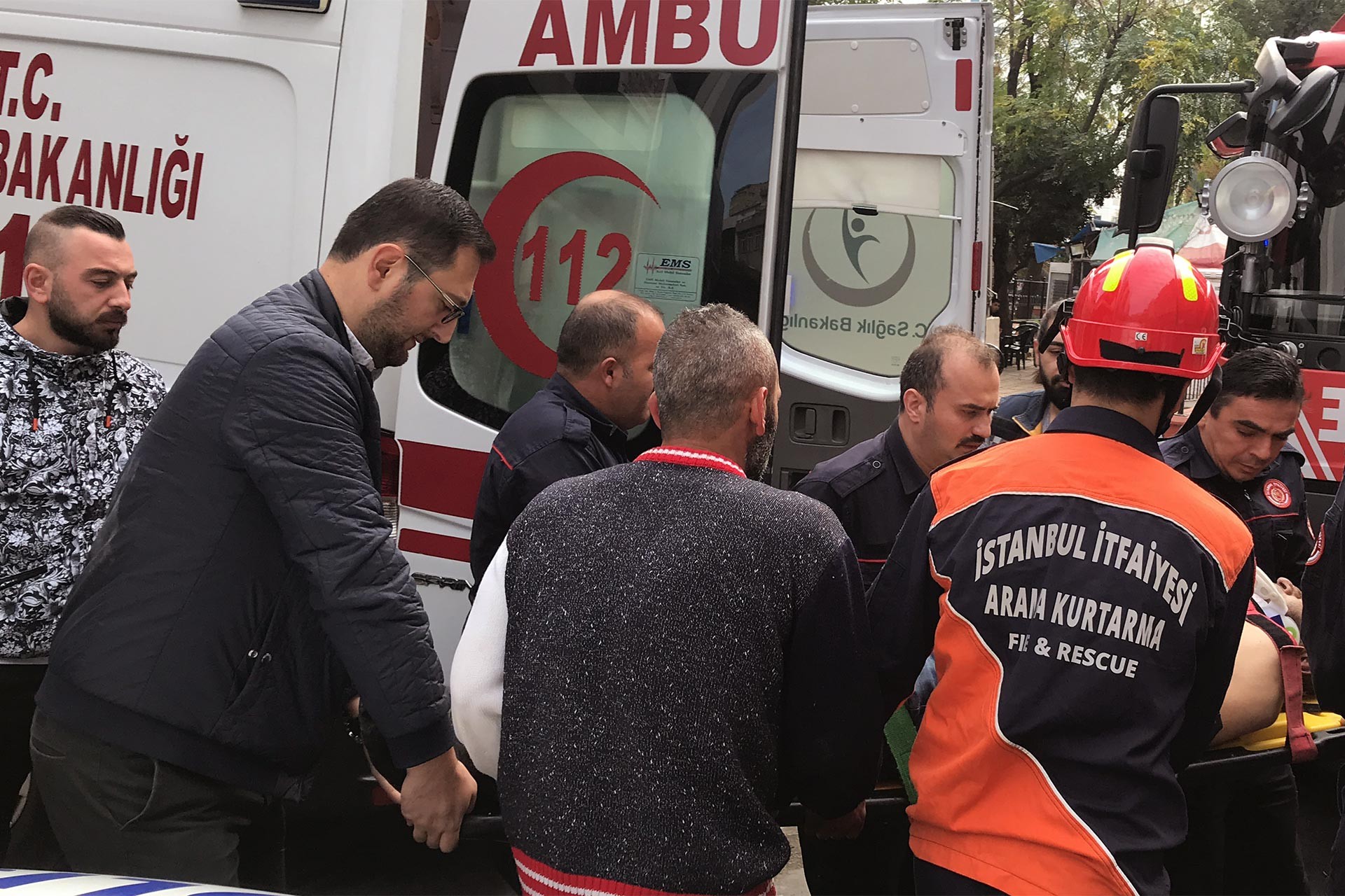 Asansör boşluğuna düşerekyaralanan işçi ambulansa kaldırılıyor.