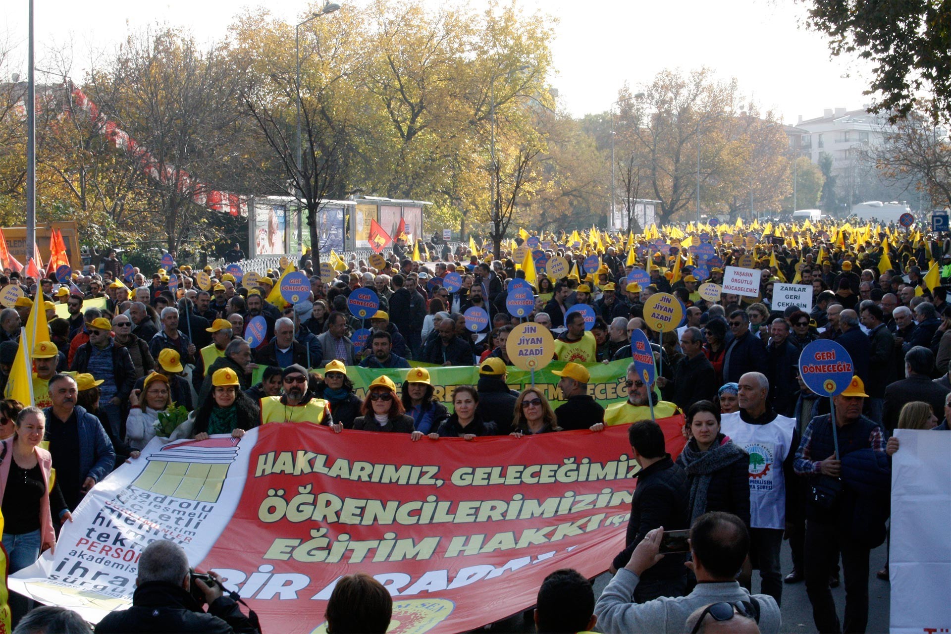 'Haklarımız, geleceğimiz, öğrencilerimizin eğitim hakkı için bir aradayız' pankartı ve ardında toplanan binlerce eğitim emekçisi