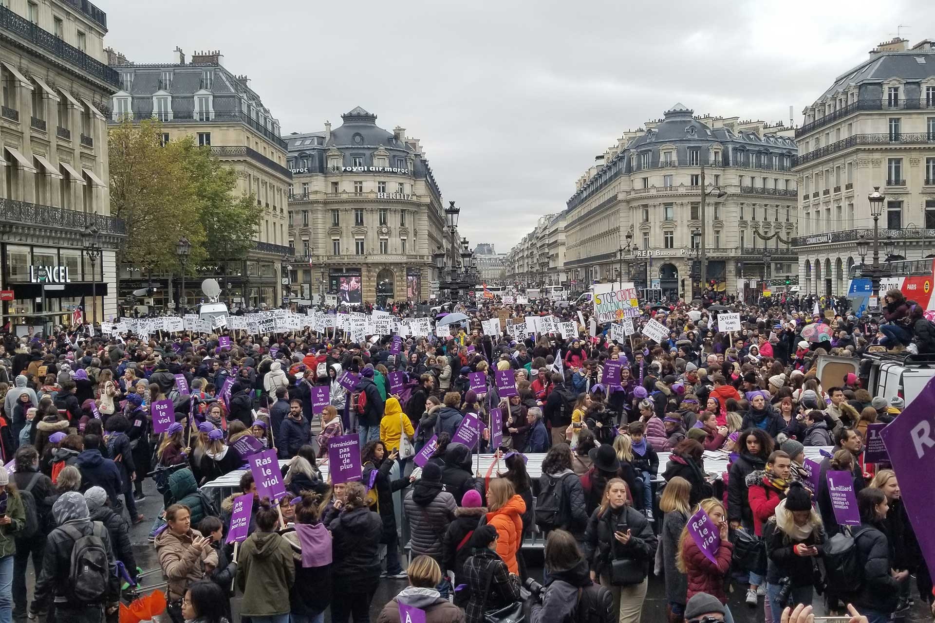 Paris'te bir araya gelen binlerce kadın.