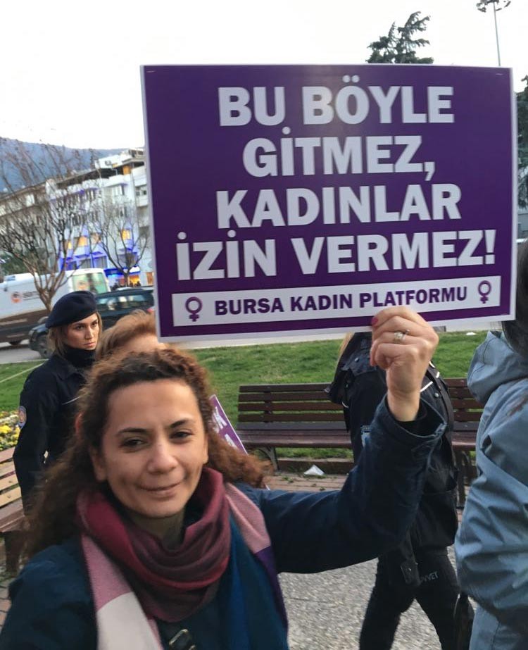 25 Kasım'da yapılan bir eylemde elinde 'Bu böyle gitmez, kadınlar izin vermez!' yazılı döviz tutan kadın