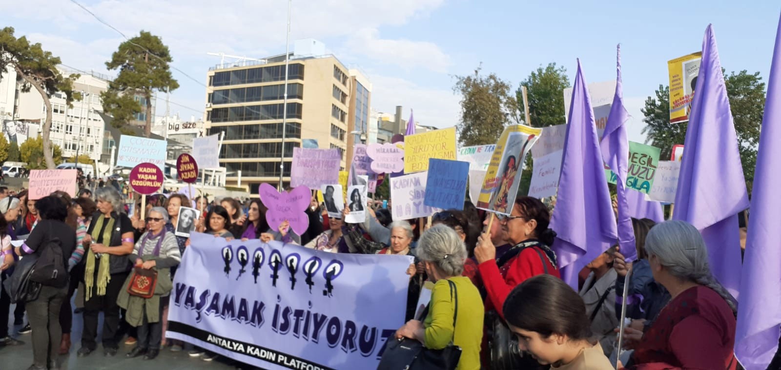 Meydanda, Antalya Kadın Platformu'nun Yaşamak İstiyoruz yazılı pankartını taşıyan kadınlar.