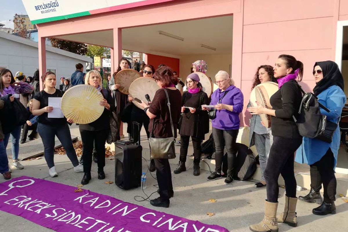 Kadınlar, Kadın cinayetlerine, erkek  şiddetine hayır yazılı pankartın arkasında erbane çaldı.