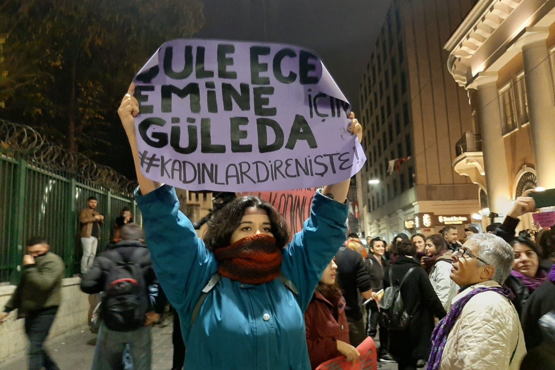 İstanbul'daki 25 Kasım eyleminde taşınan bir döviz