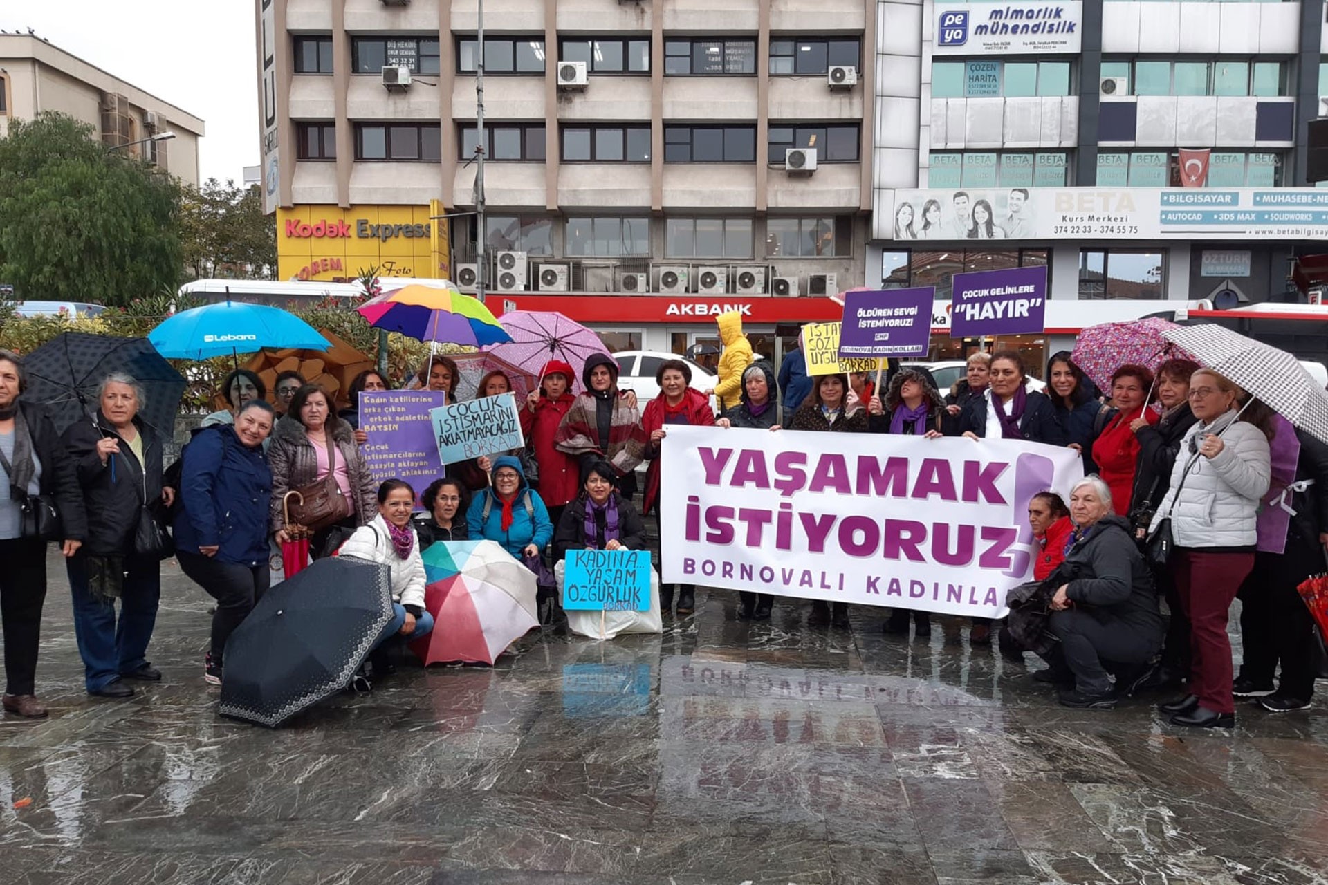 İzmir Bornova'da şiddete karşı bir araya gelen kadınlar