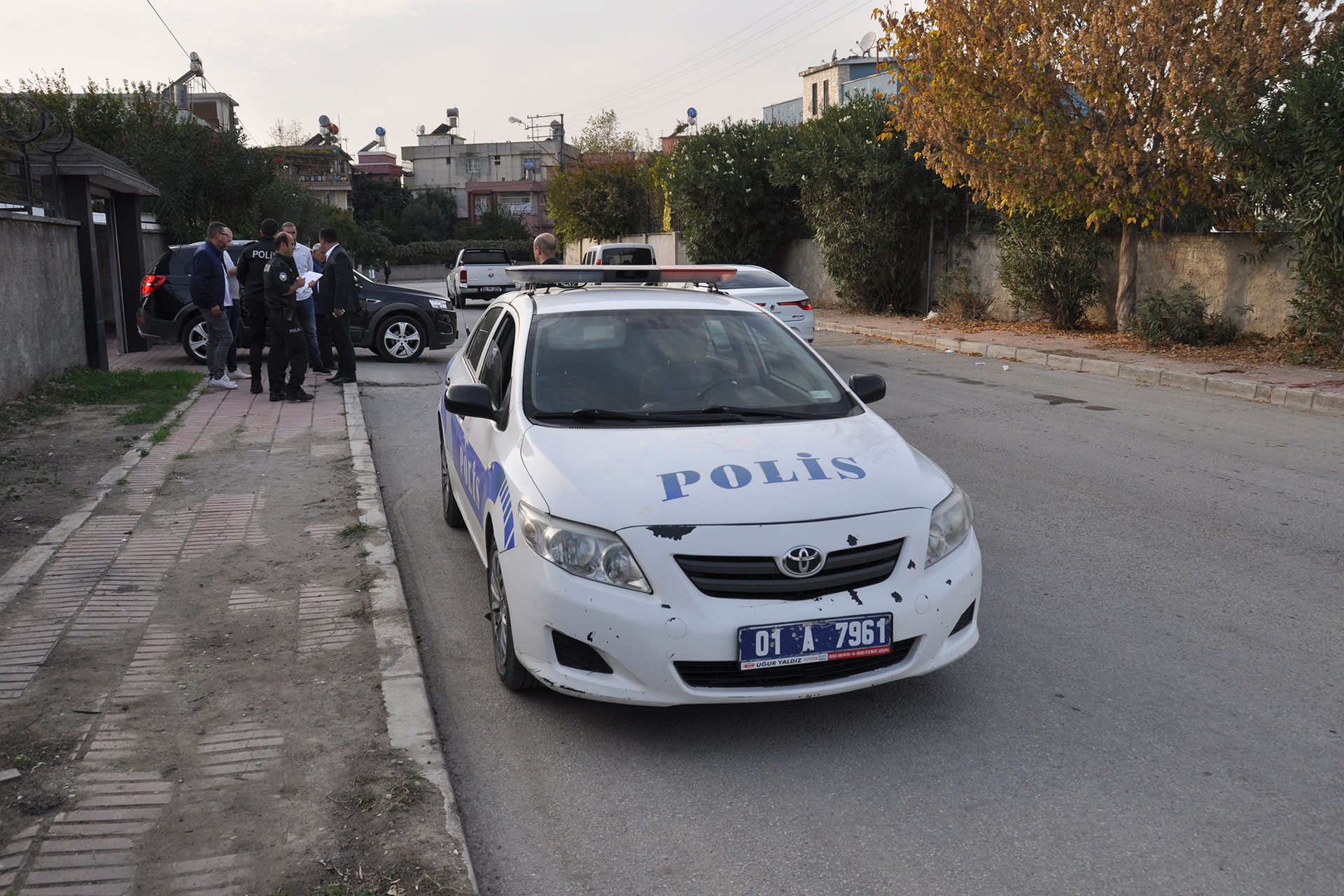 Polis ekipleri, kadının yaralı halde bulunduğubölgede araştırma başlattı. 