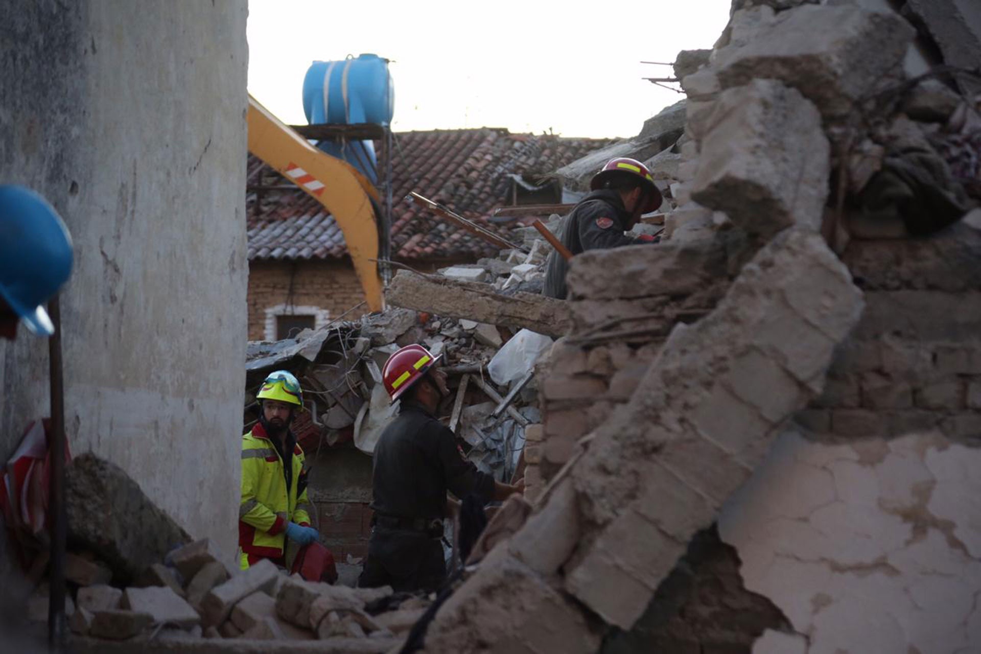 Arnavutluk'taki deprem sonrası yapılan arama kurtarma çalışmaları