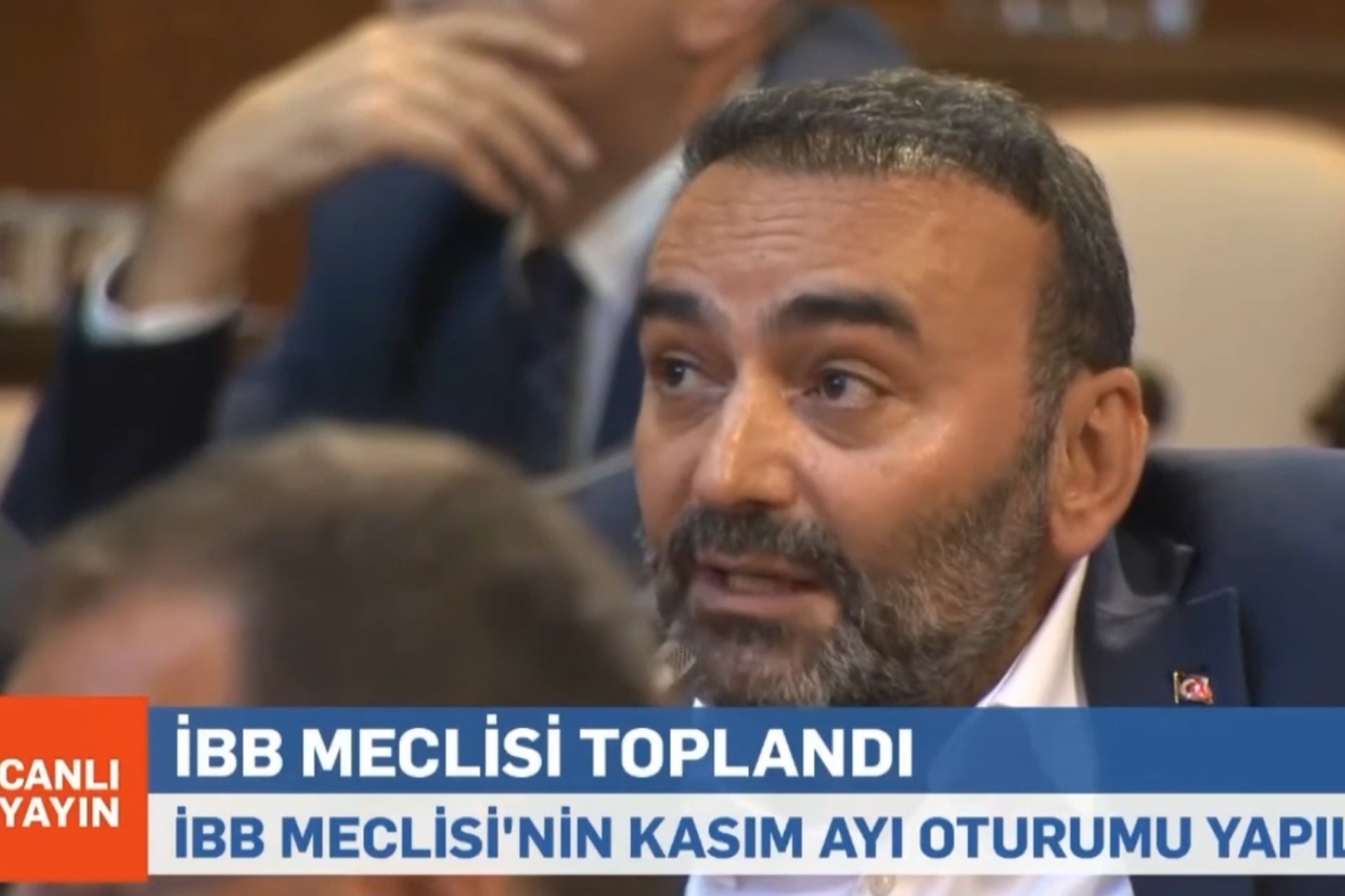 İBB Meclis toplantısında İmar ve Bayındırlık Komisyonu'nun AKP'li Başkanı Yüksel Akyol konuşuyor