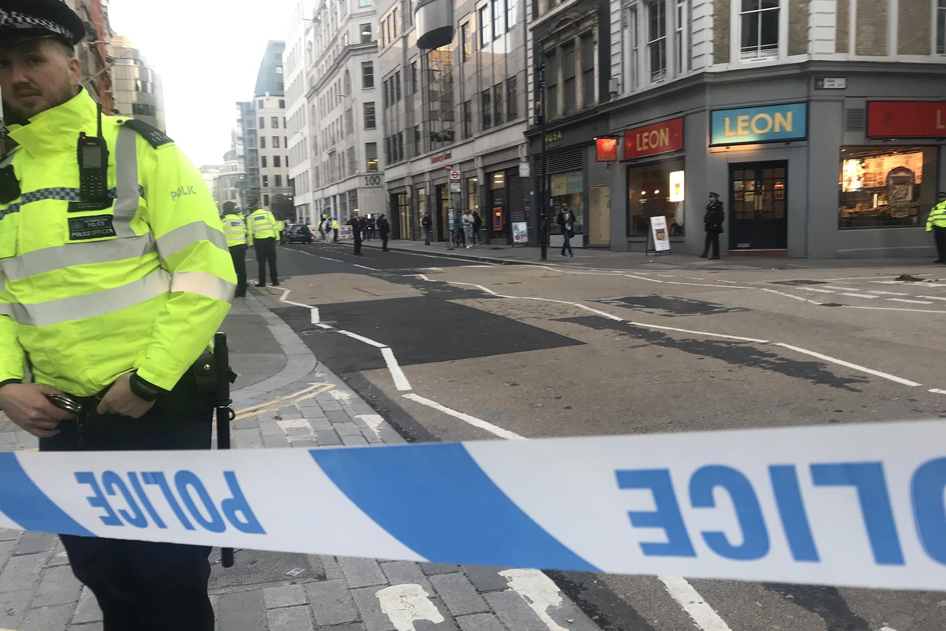 Londra Köprüsü'nde saldırının yaşandığı bölgede emniyet şeridinin içerisinde duran polisler