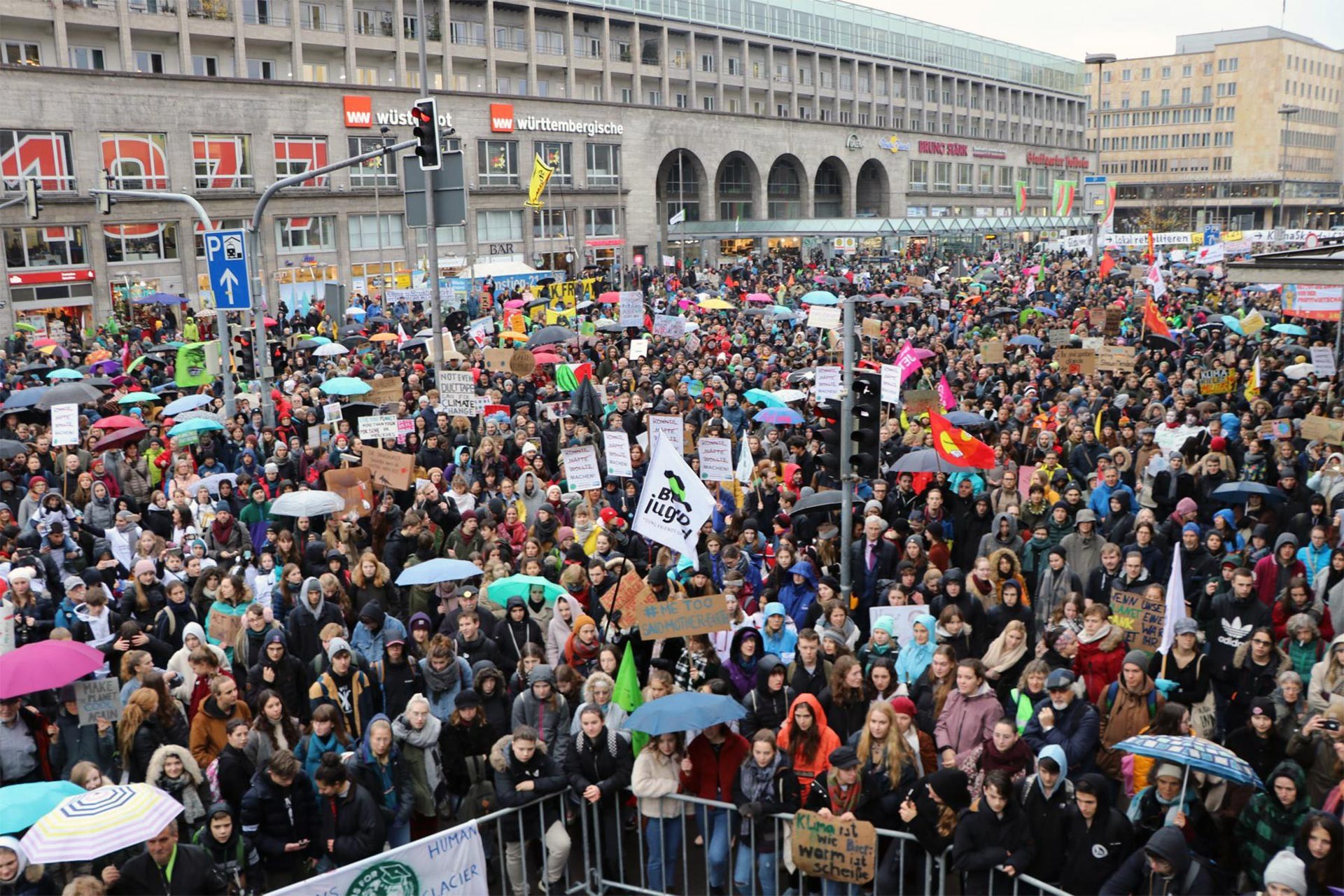 İlkim değişikliğini protesto etmek için Stuttgart'ta toplanan gençler