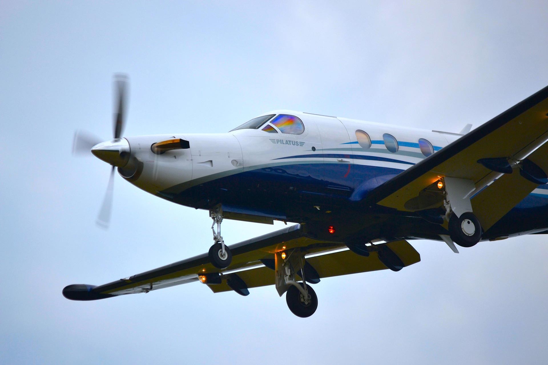 Pilatus PC-12 model bir uçak havada iken