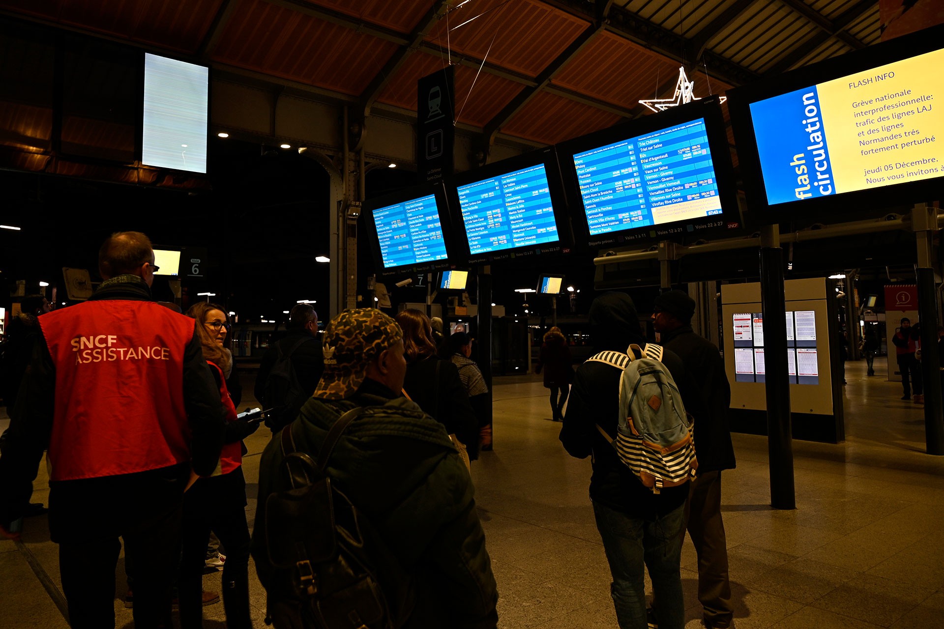 Fransa'da genel grev nedeniyle metro istasyonları boş