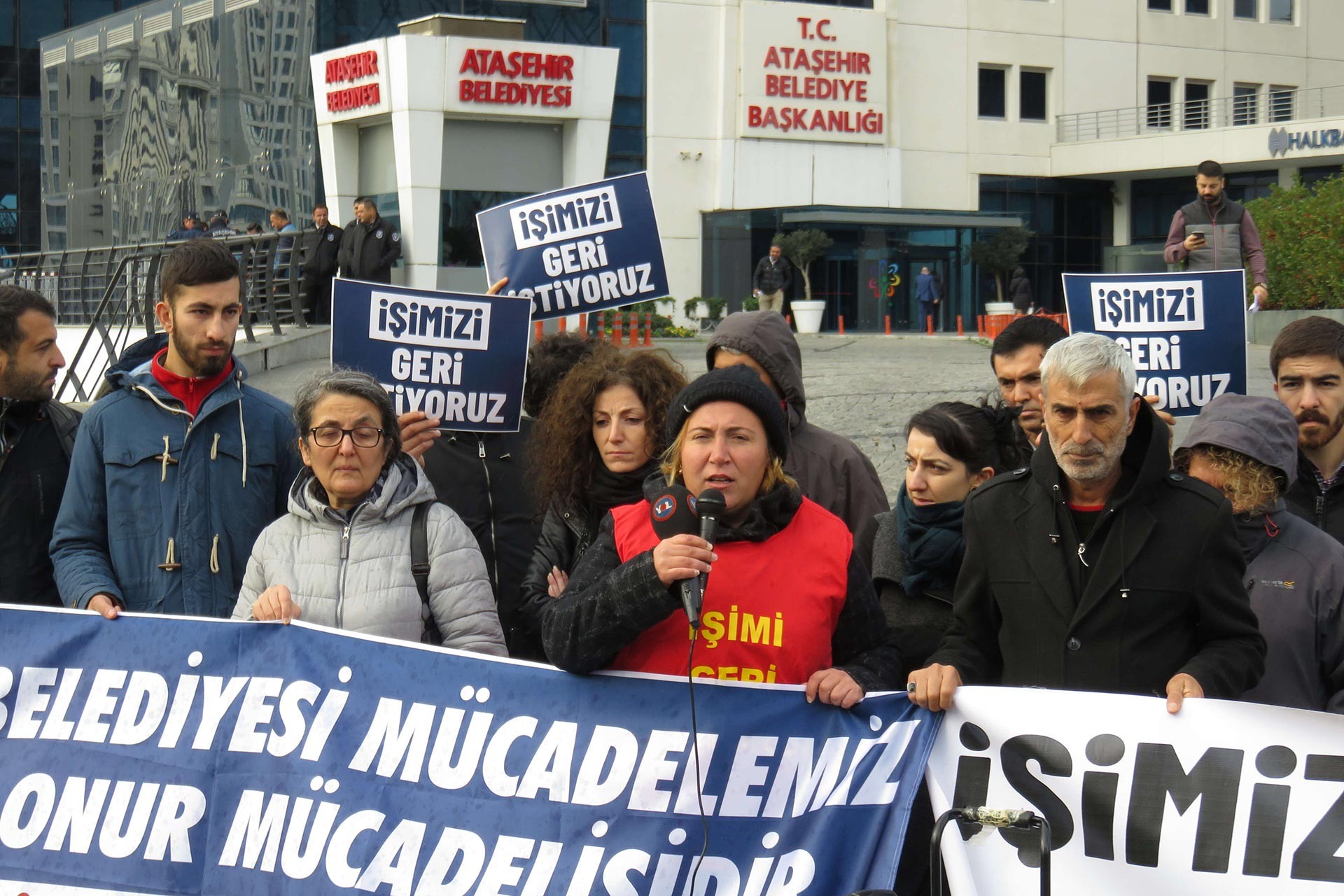 Genel-İş 1 No'lu İşyeri Temsilcisi Melike Şahin, Ataşehir ve Üsküdar belediyelerinden atılan işçilerin Ataşehir Belediyesi binası önünde işe geri dönme talebiyle yaptığı eylemde konuşurken