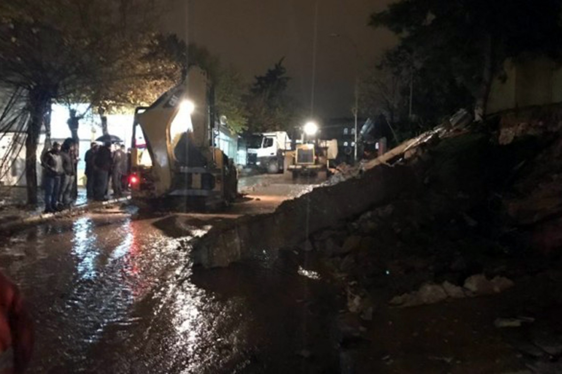 Urfa'da sağanak nedeniyle istinat duvarı çöktü