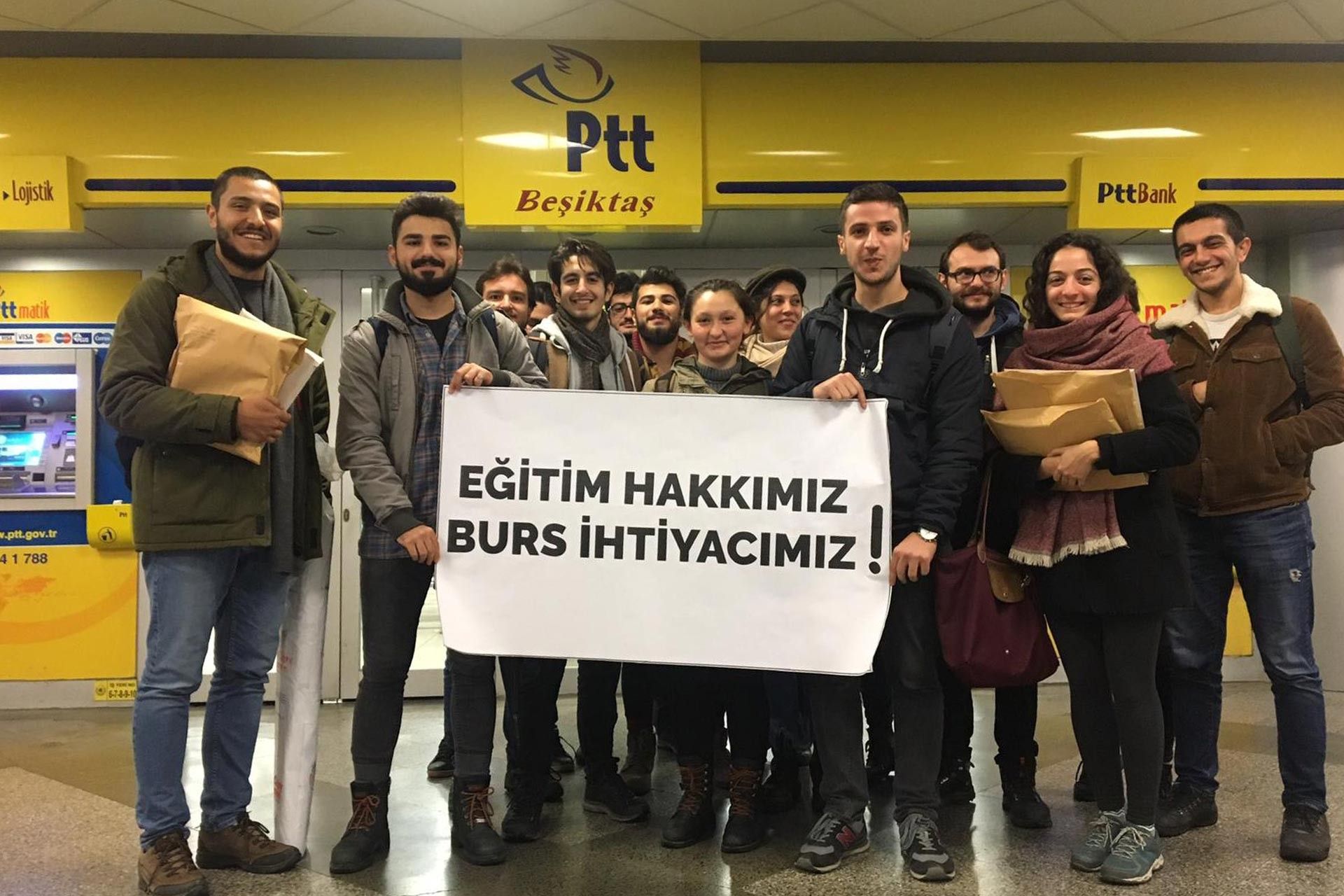 İstanbul Üniversitesi ve İstanbul Teknik Üniversitesi Öğrencileri, dilekçeleri kargolamak için geldikleri PTT şubesinde 'Eğitim hakkımız, burs ihtiyacımız!' pankartı tutarken