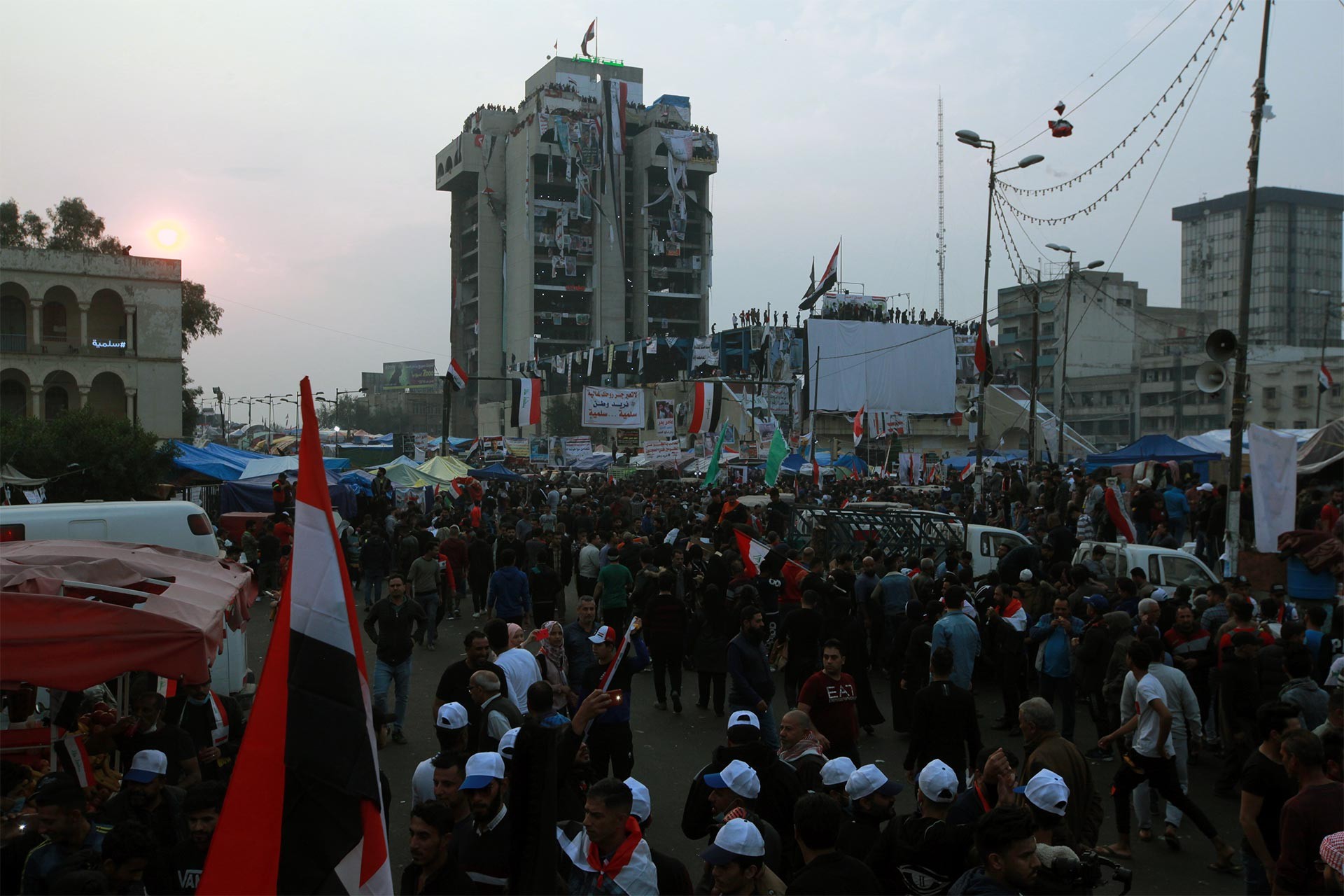 Tahrir Meydanında hükümeti protesto eden Iraklılar