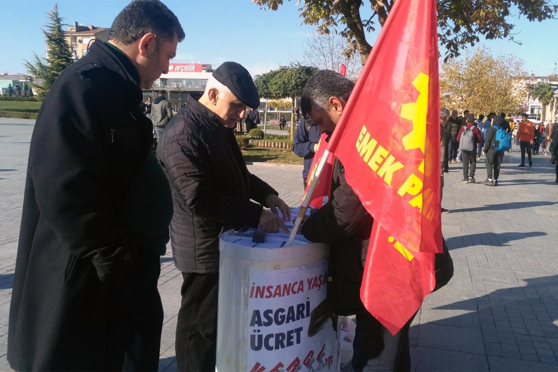 Emek Partisi'nin insanca yaşanacak asgari ücret için Gebze'de başlattığı imza kampanyası standı