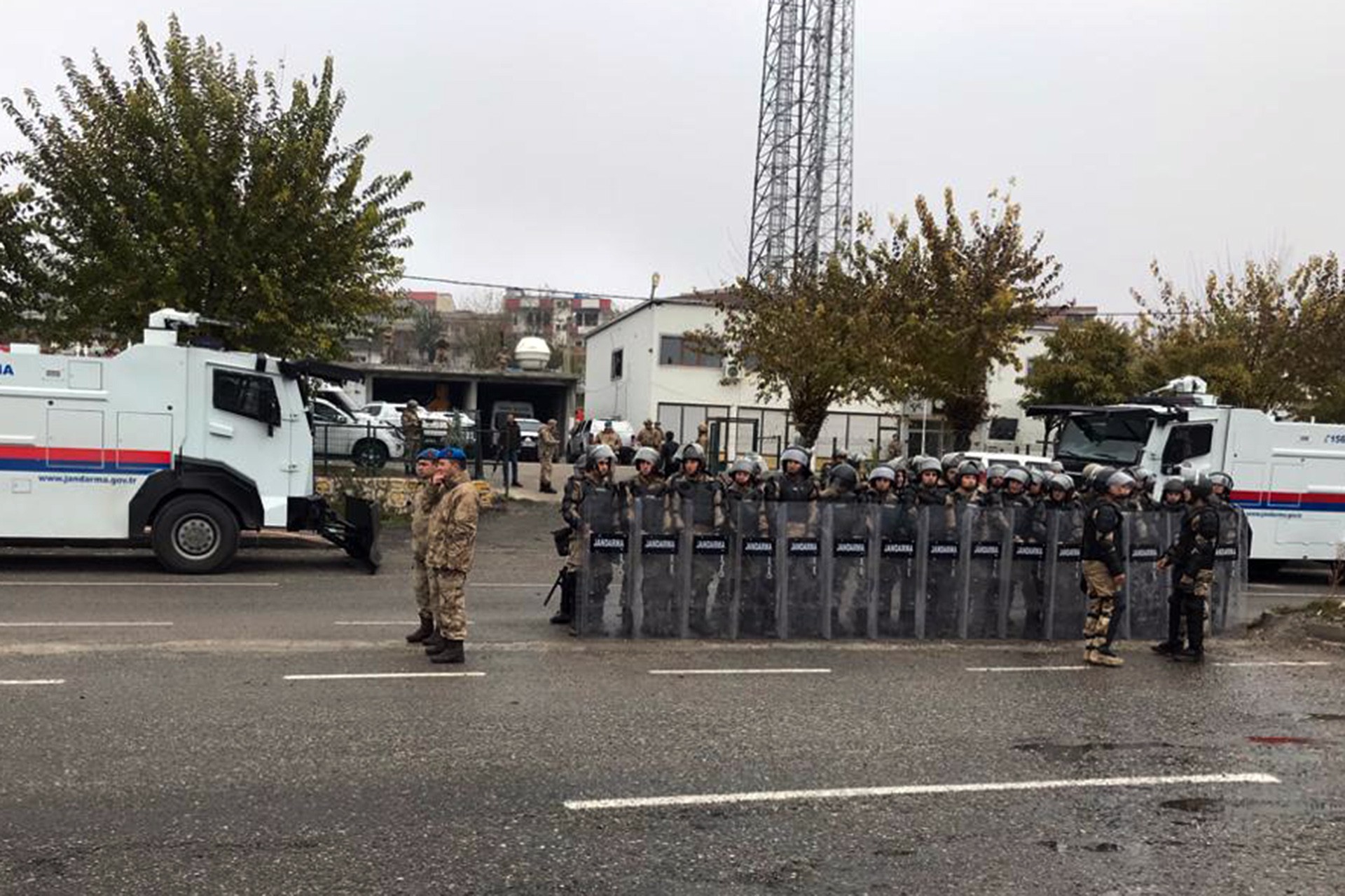 Batman İkiköprü Belediyesi önünde polis barikatı ve TOMA'lar bekliyor