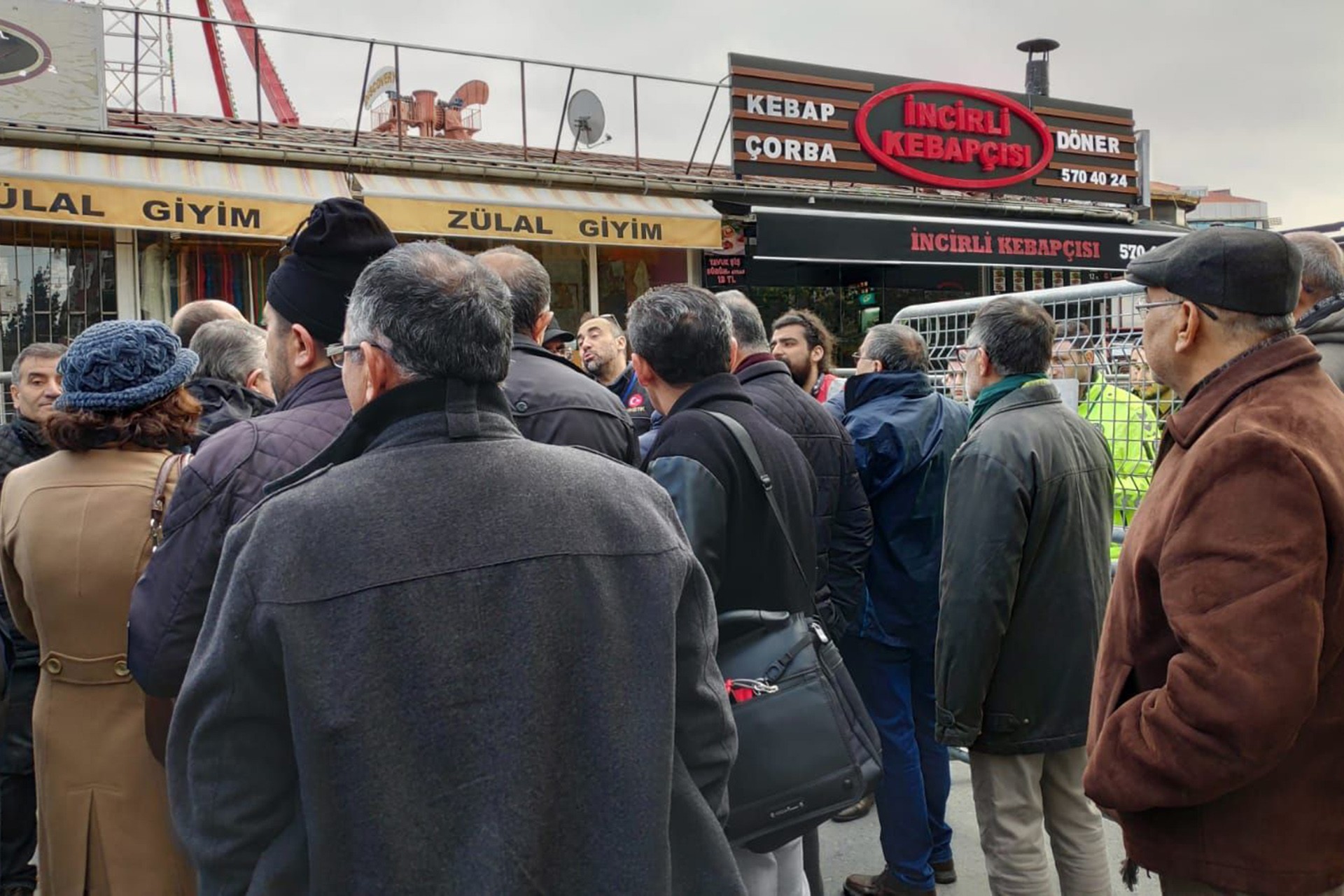 Bakırköy Metro çıkışında polisler girişi engelliyor