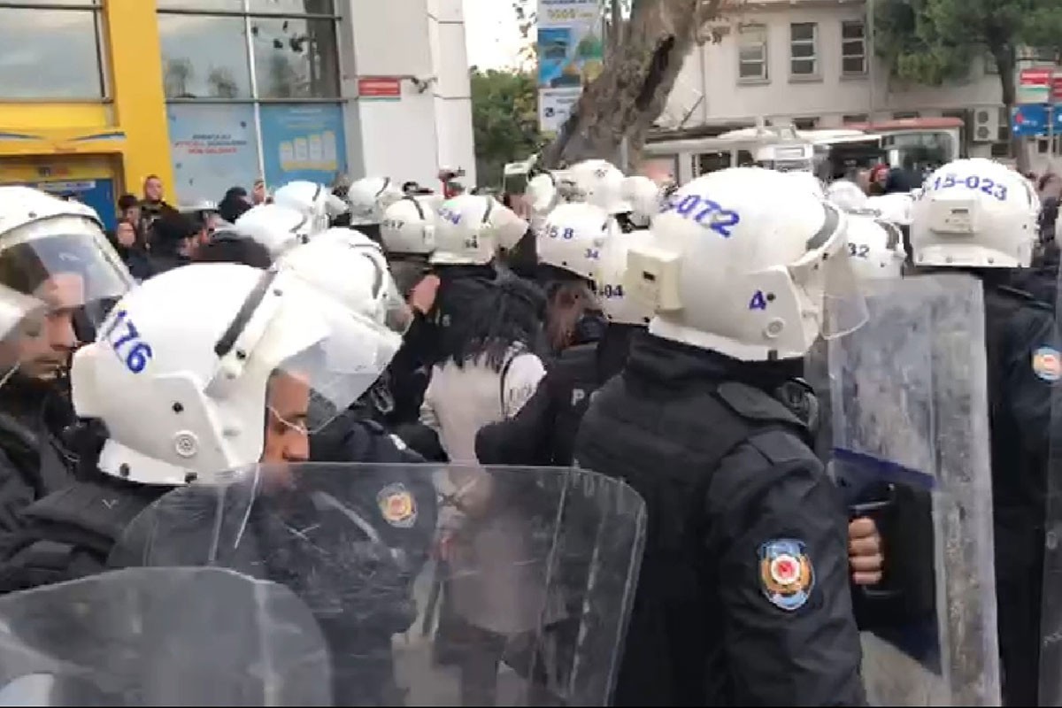 Kadıköy'deki kadın eyleminde polis bazı kadınları gözaltına alıyor.