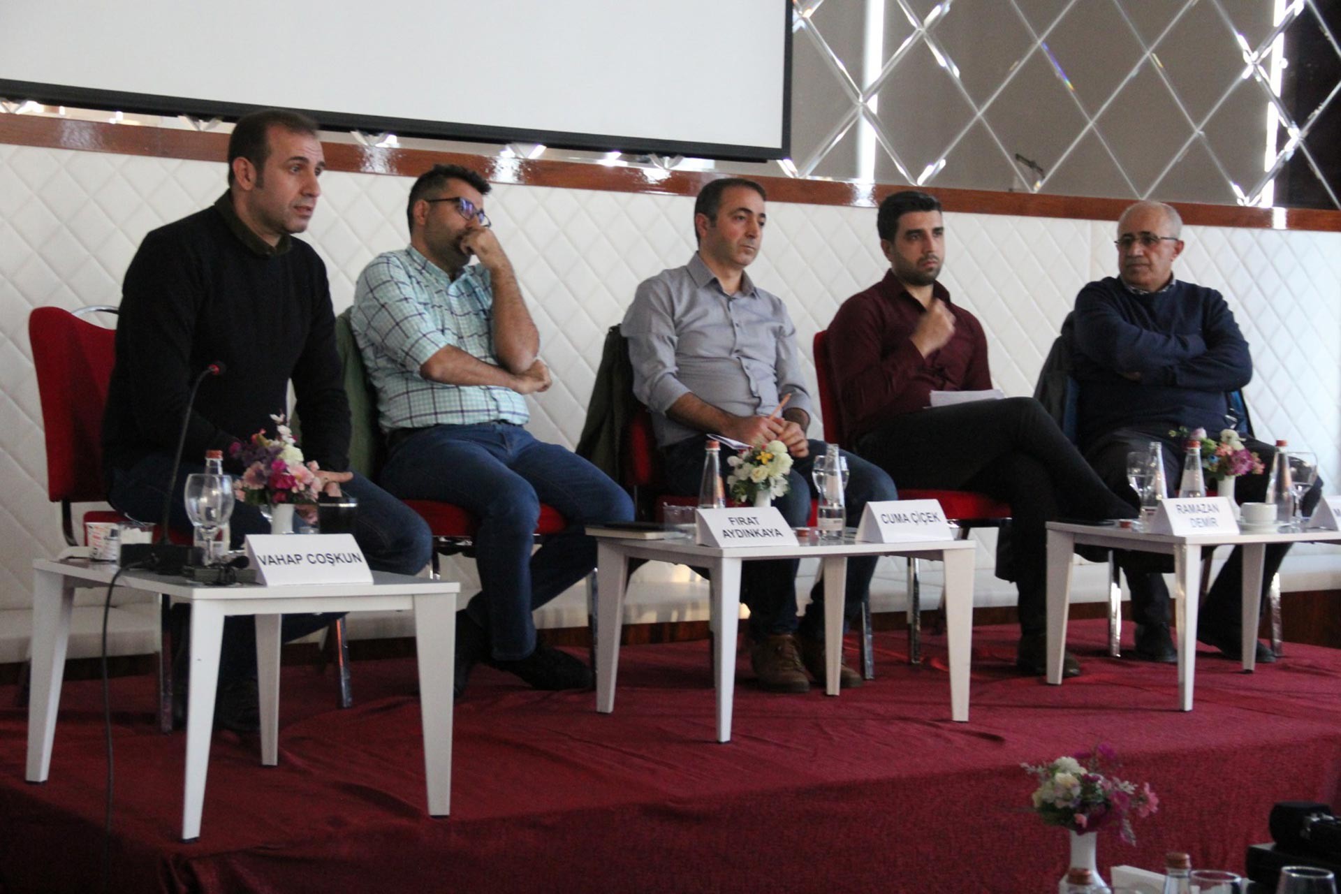 Diyarbakır'da Tahir Elçi Vakfı tarafından düzenlenen Kürt sorunu panelinden bir fotoğraf