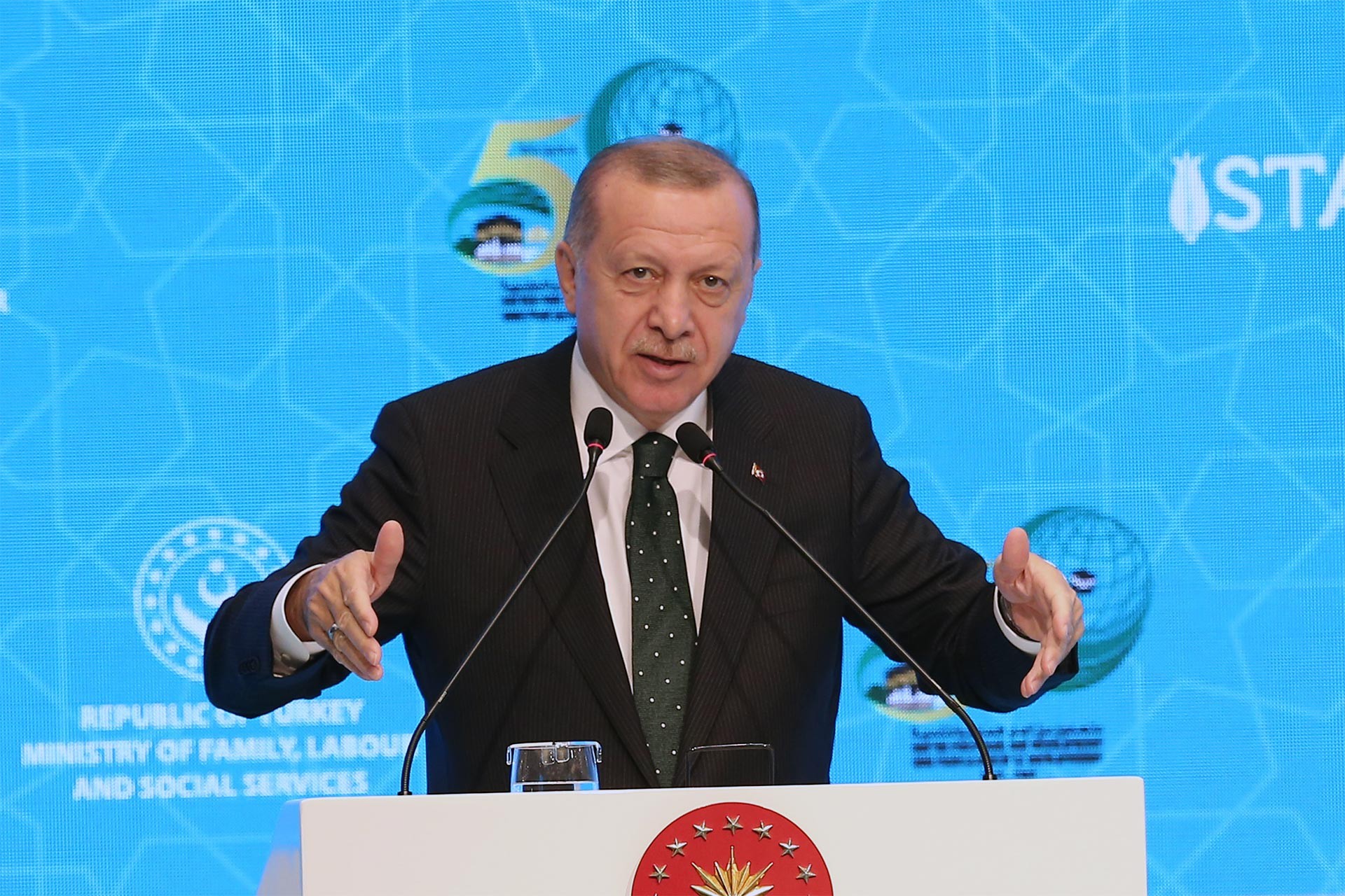 Erdoğan’dan Macron’a: Sarı yelekliler çıktı, hadi çöz bakalım