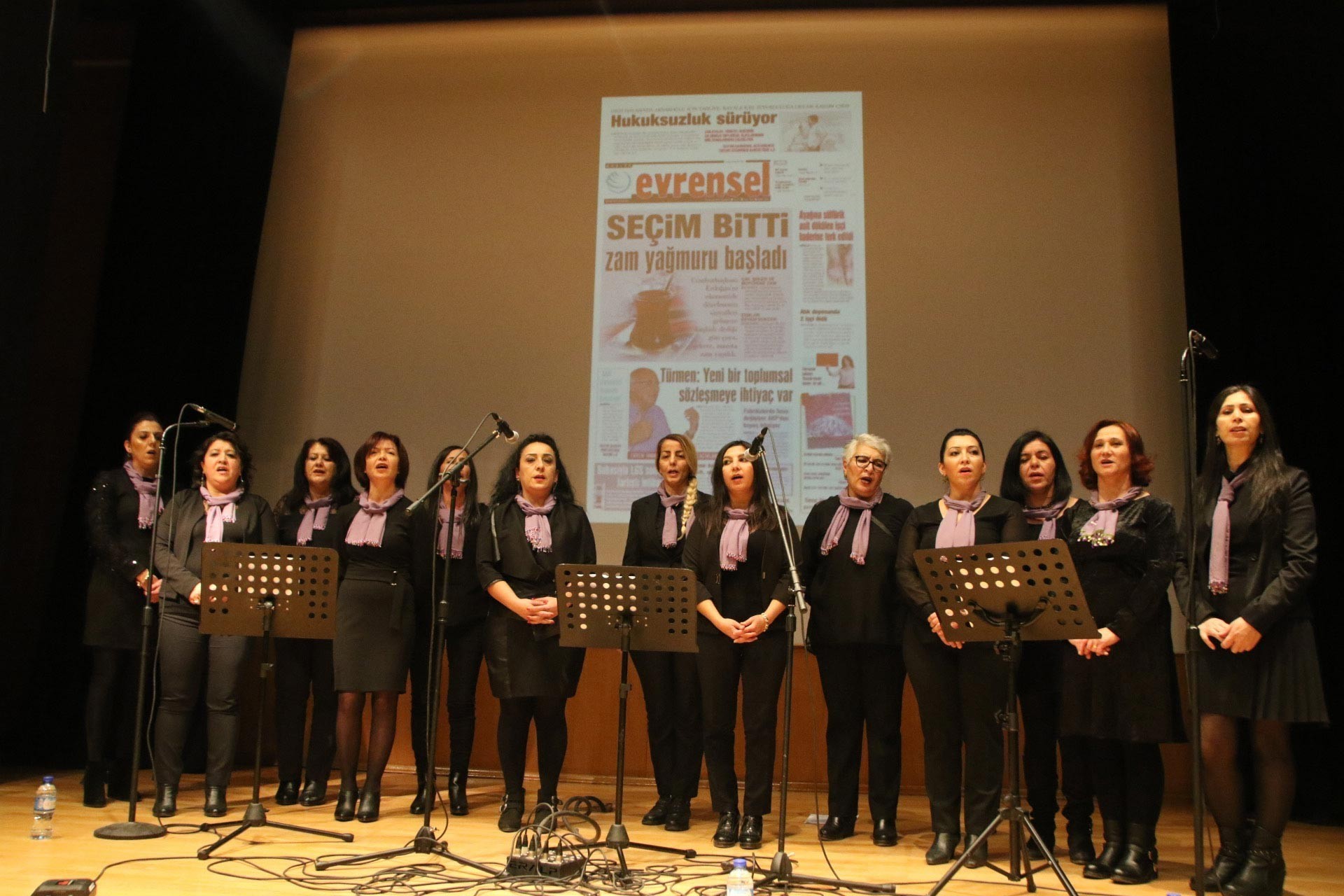 Emek Kadın Korosu, Ankara'da düzenlenen Evrensel ile dayanışma etkinliğinde sahne alırken