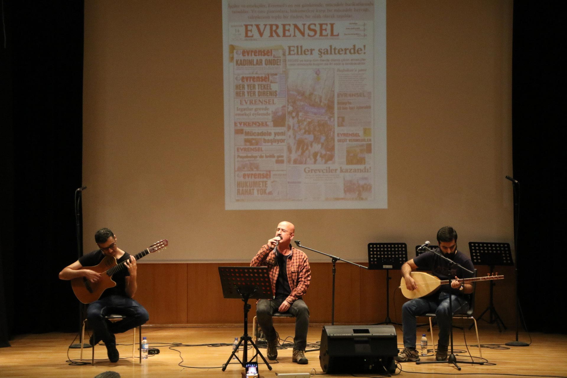 Grup Kibele, Ankara'da düzenlenen Evrensel ile dayanışma etkinliğinde sahne alırken