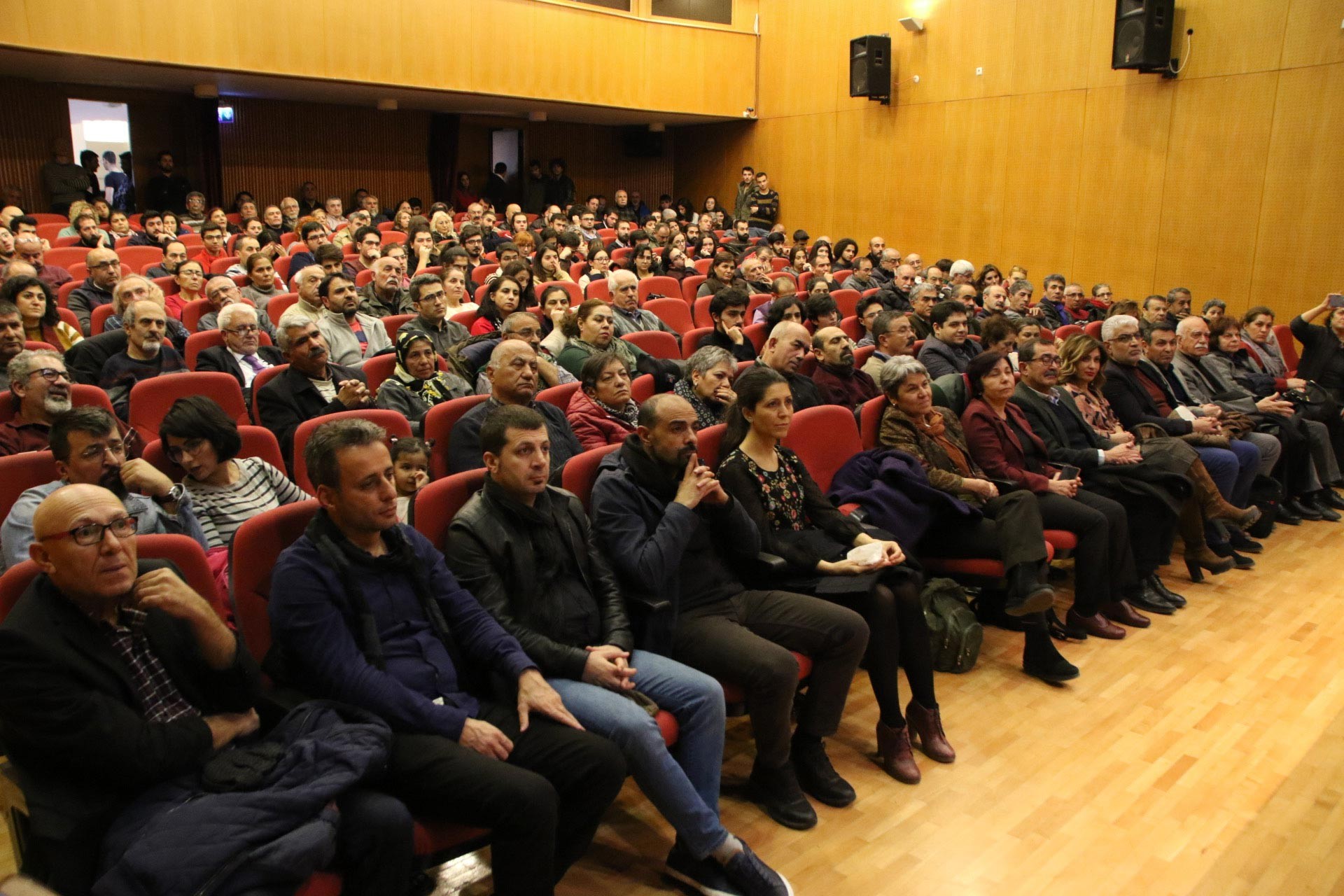 Ankara'da düzenlenen Evrensel ile dayanışma etkinliğinde salondan bir görünüm