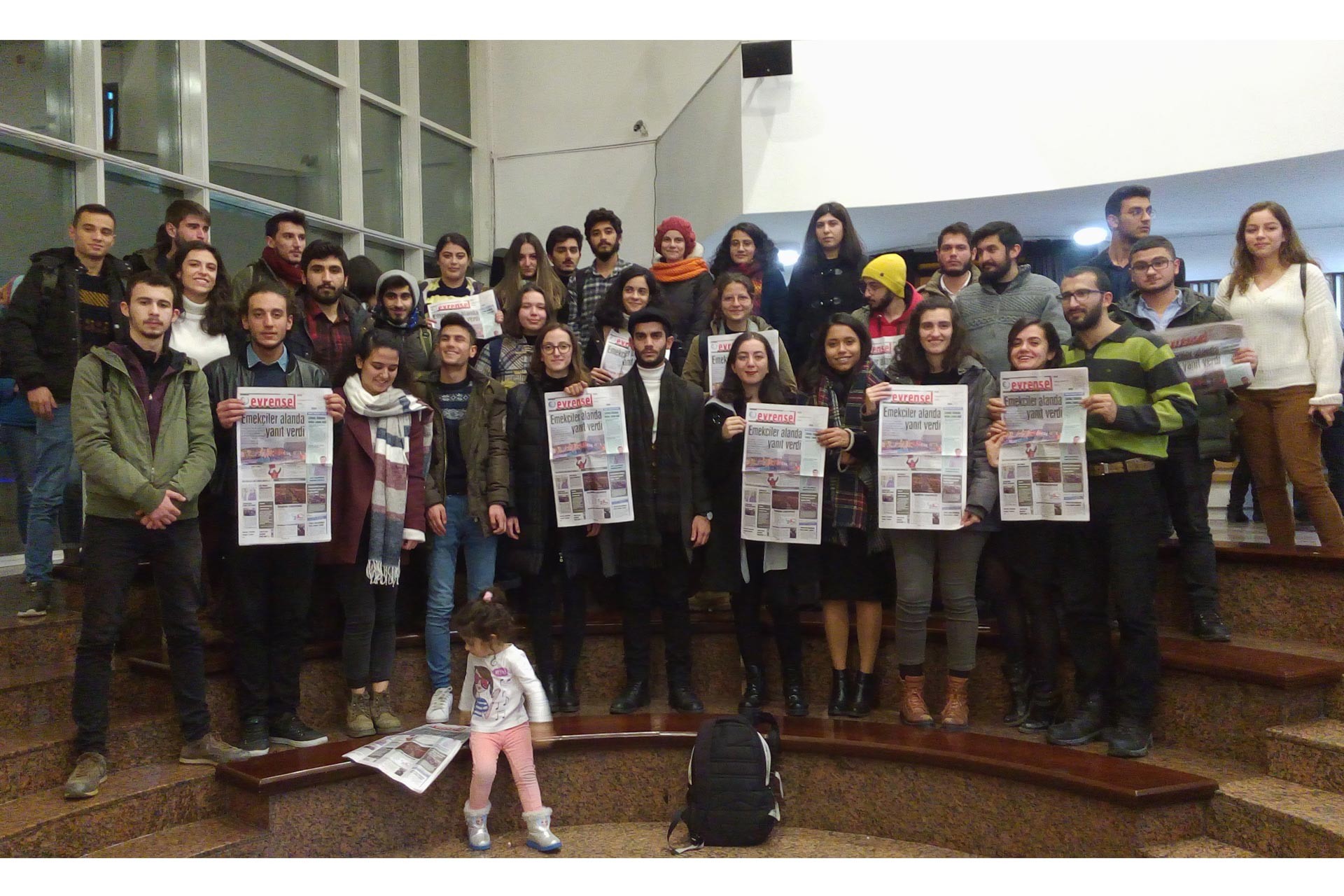 Ankara'da düzenlenen Evrensel ile dayanışma etkinliğine katılanlar ellerindeki Evrensel gazeteleri ile hatıra fotoğrafı çektirirken